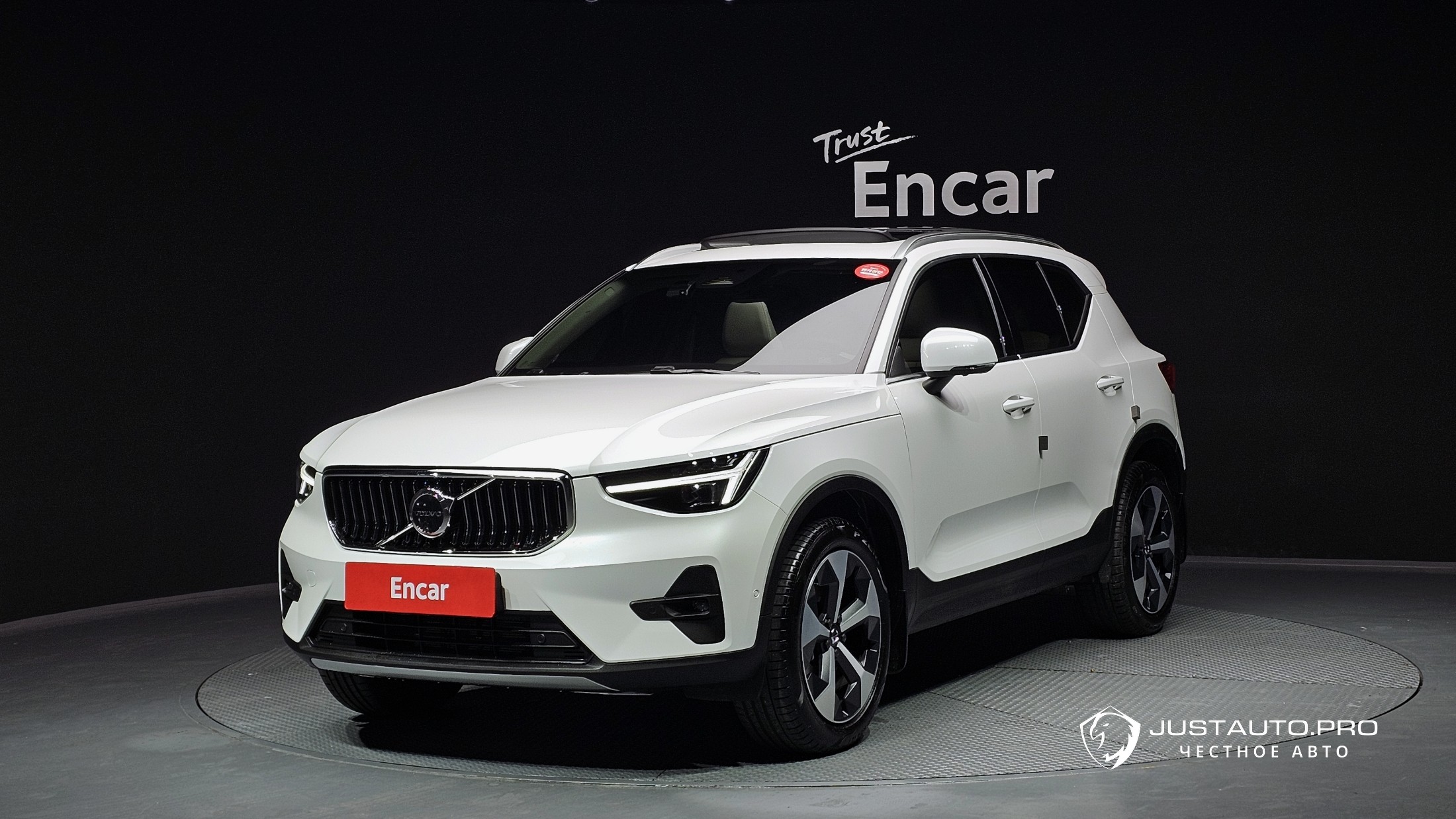 Автомобиль Volvo XC40