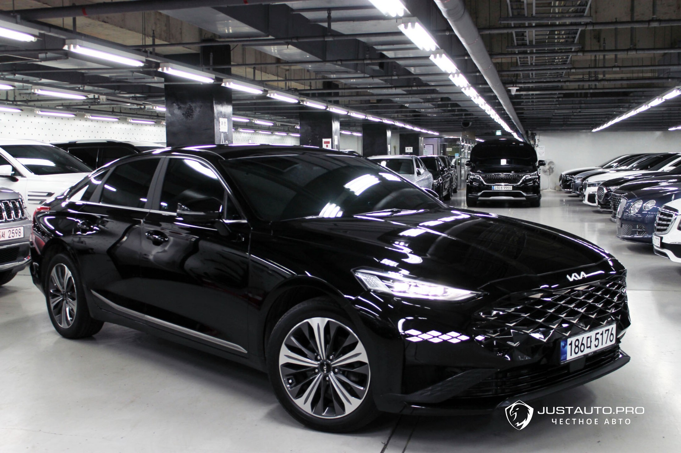 Автомобиль Kia K8