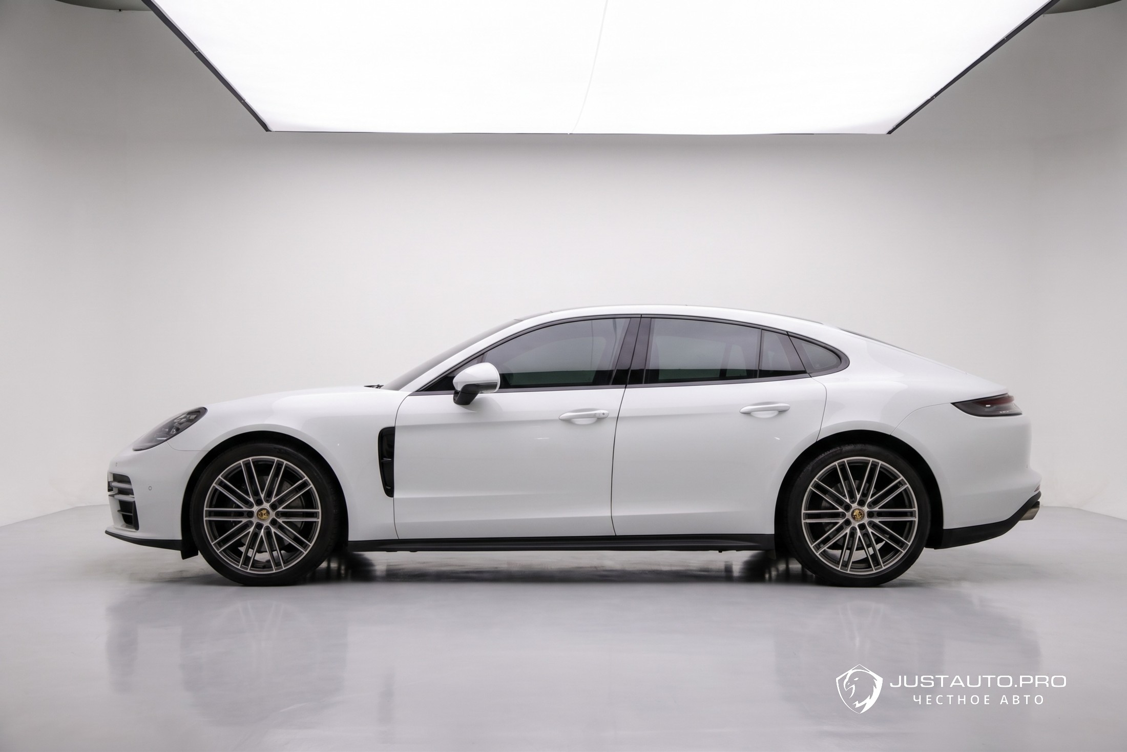 Автомобиль Porsche Panamera