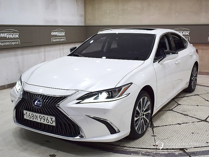 Автомобиль Lexus ES
