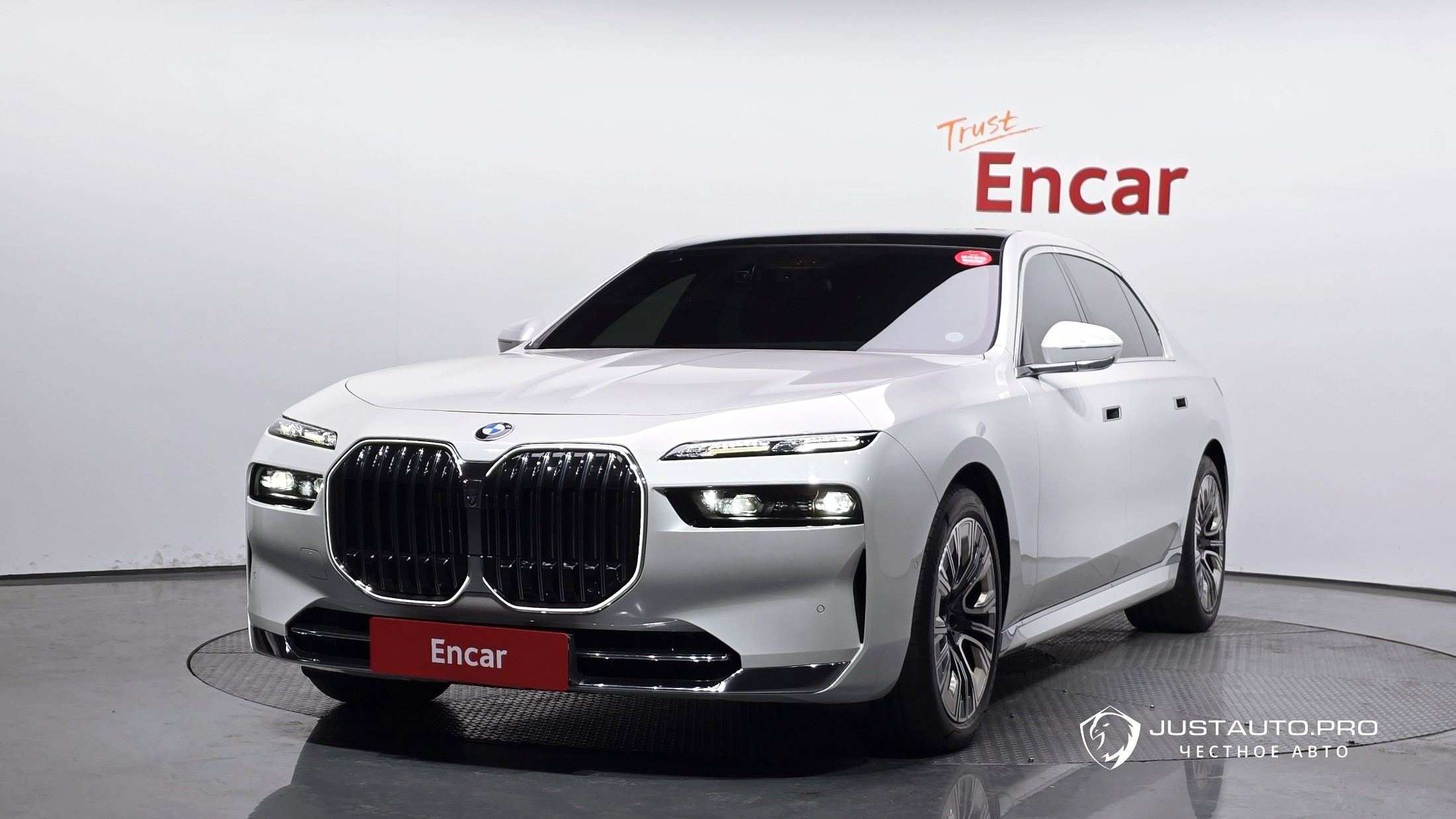 Автомобиль BMW 7-Series