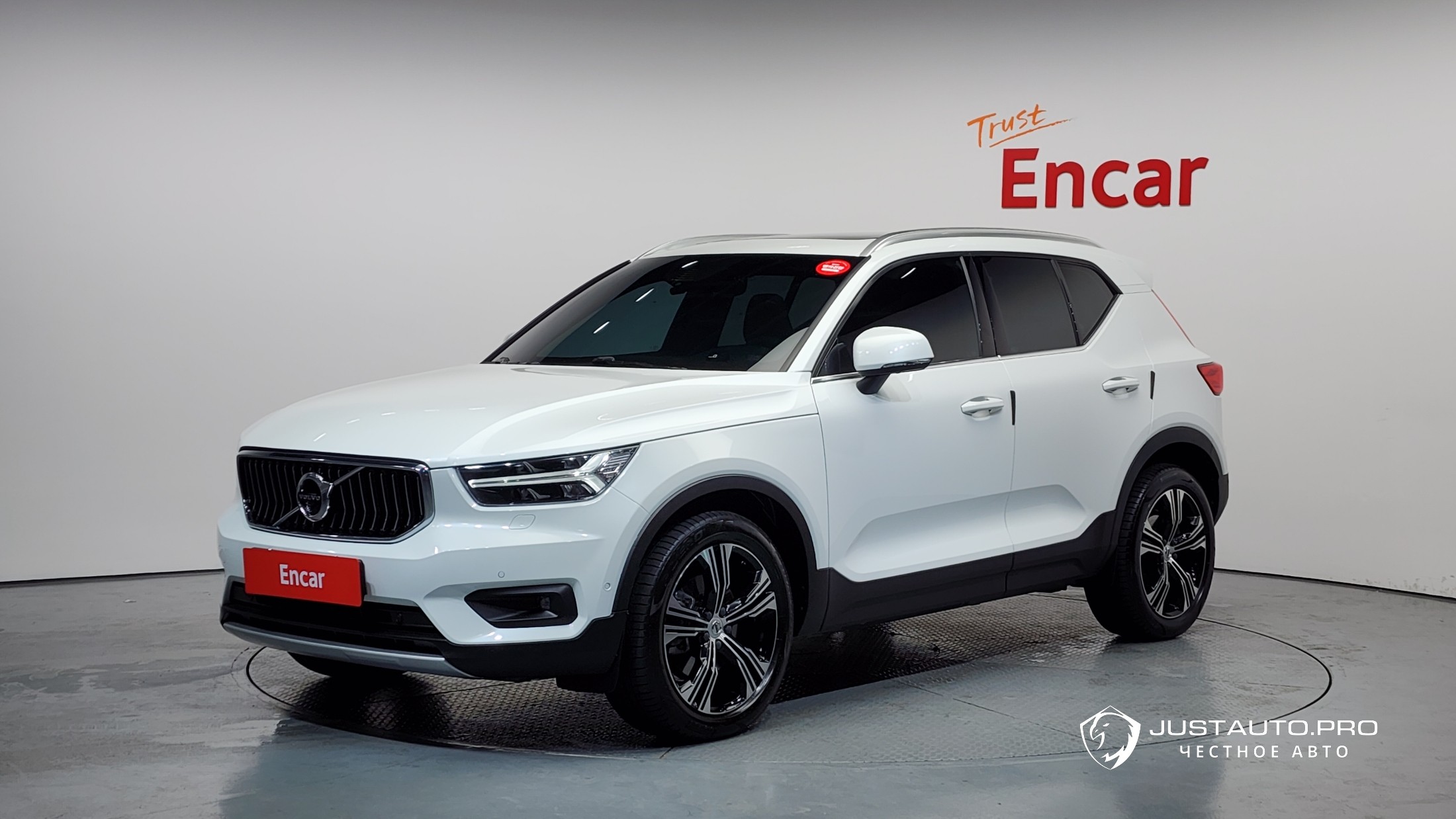 Автомобиль Volvo XC40