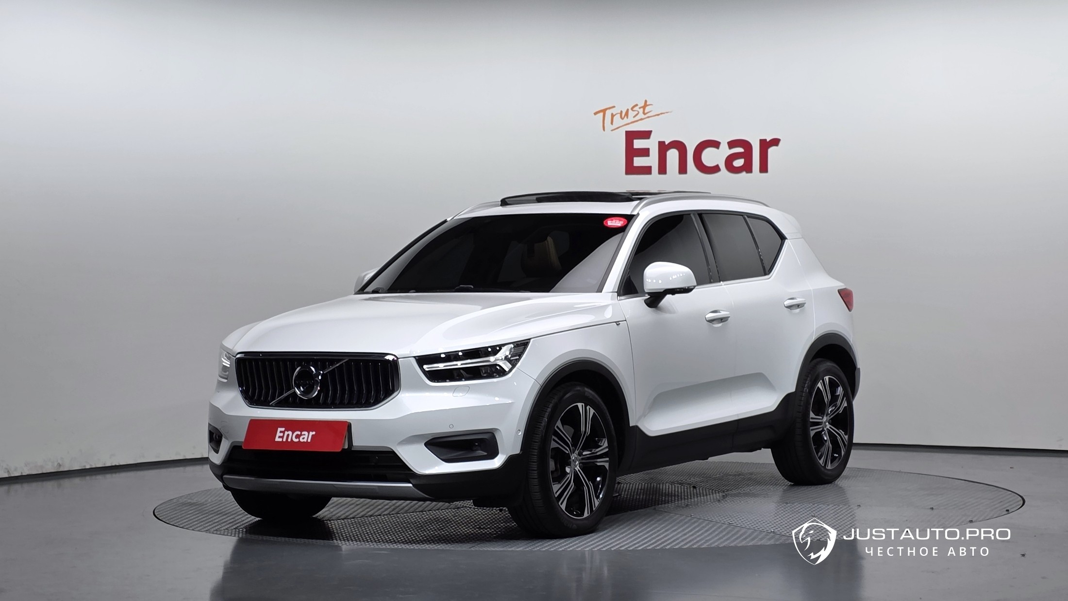 Автомобиль Volvo XC40