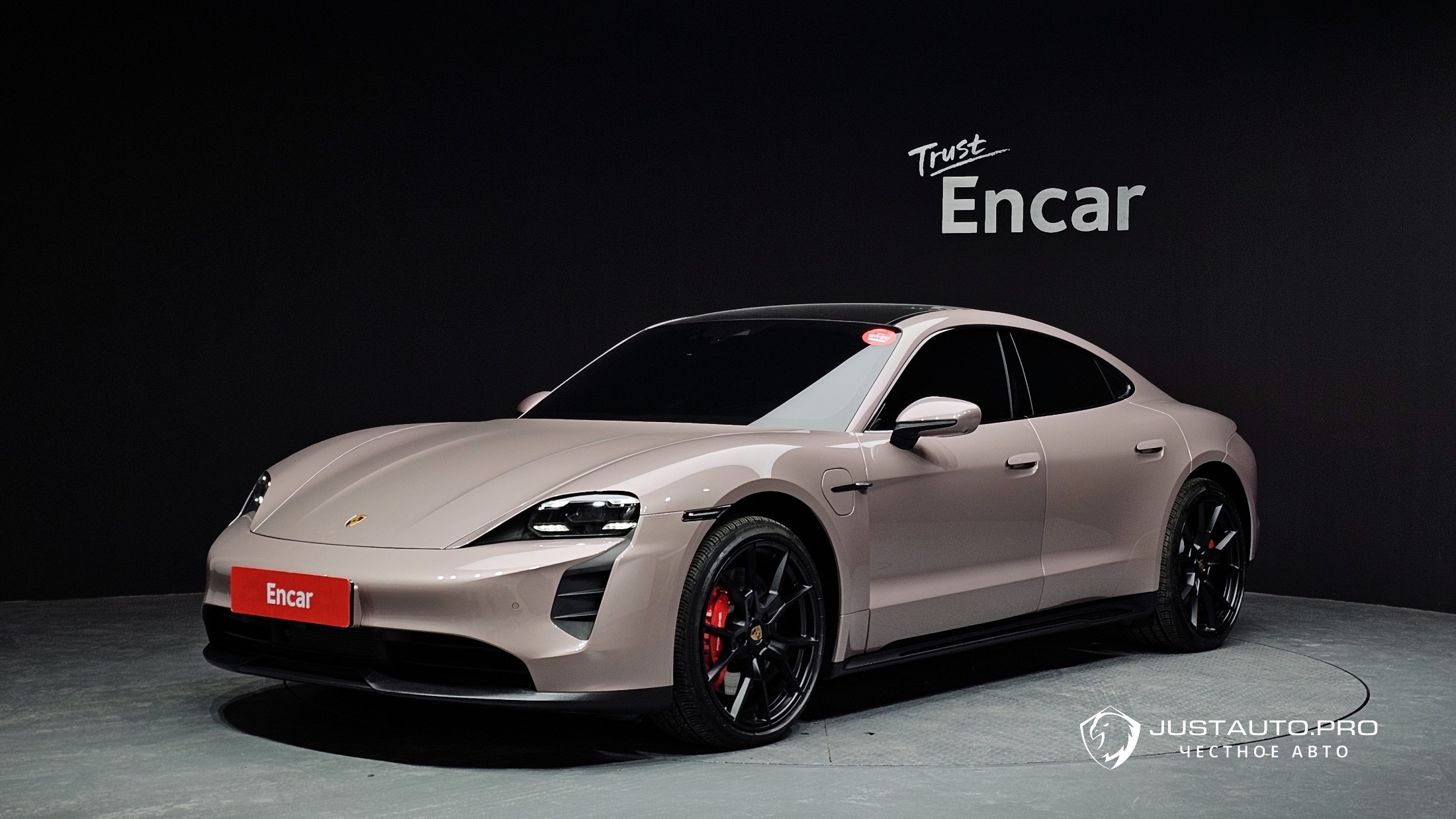 Автомобиль Porsche Taycan