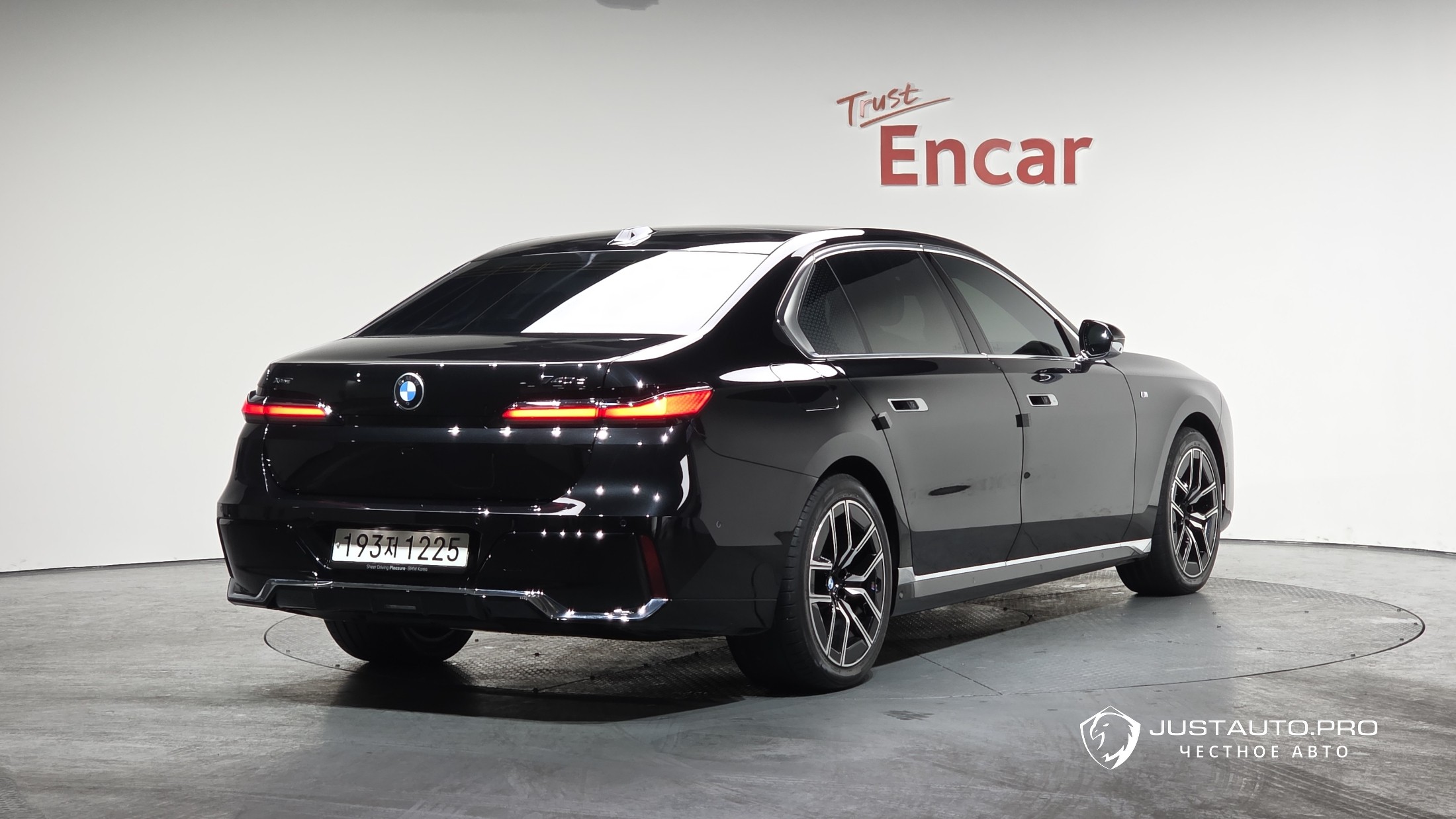 Автомобиль BMW 7-Series