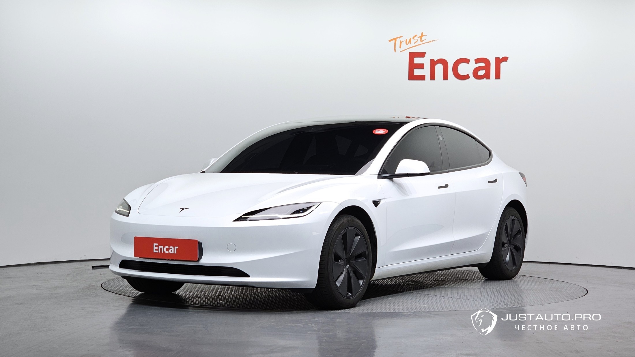 Автомобиль Tesla Model 3