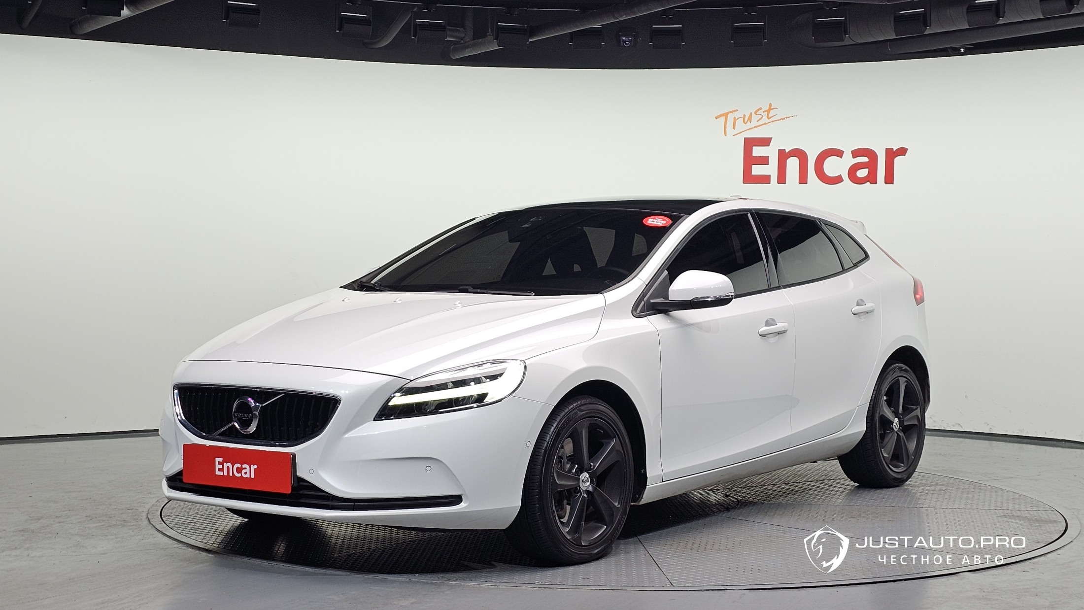 Автомобиль Volvo V40