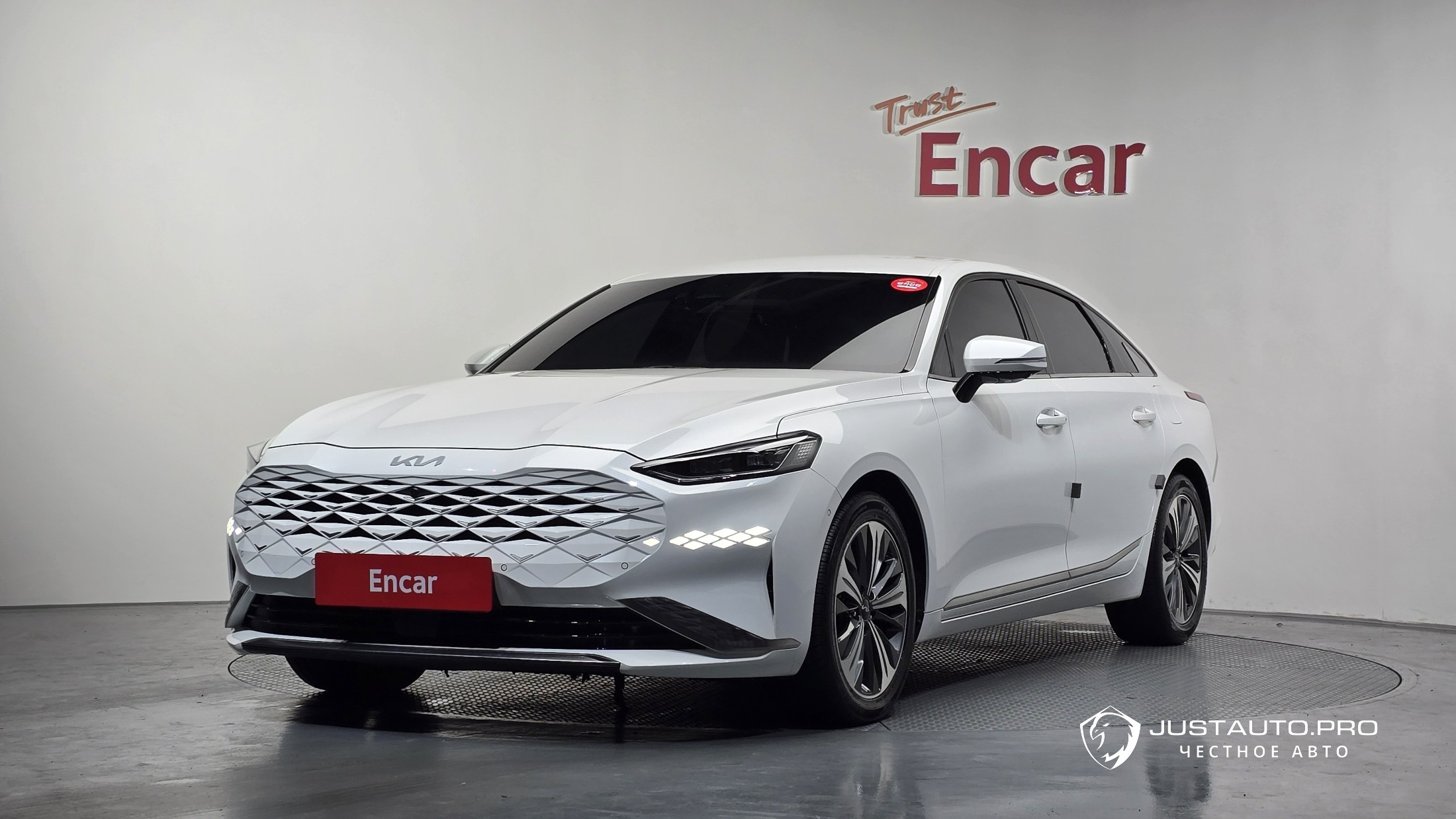 Автомобиль Kia K8