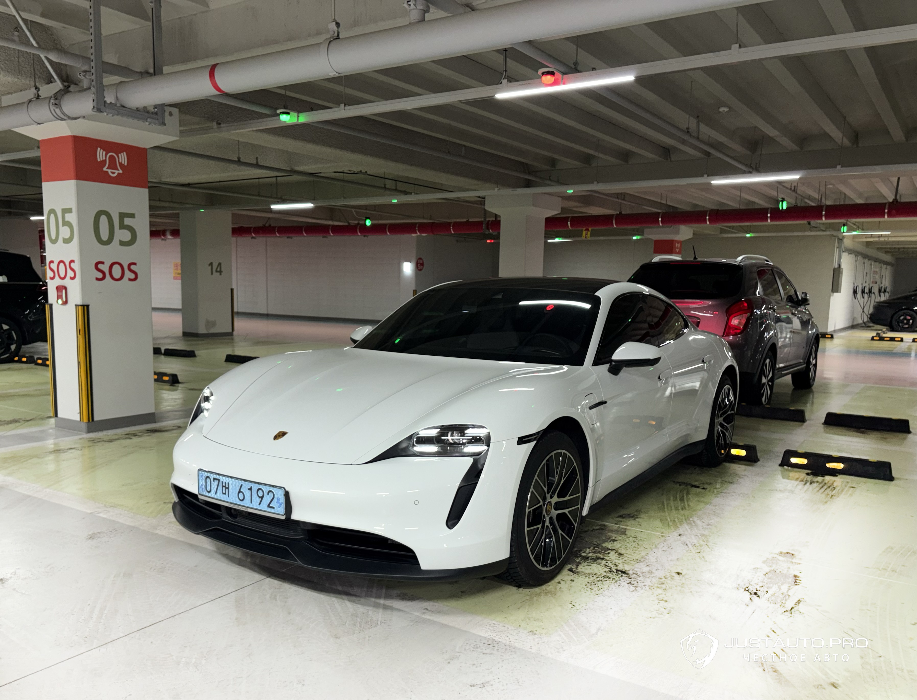 Автомобиль Porsche Taycan