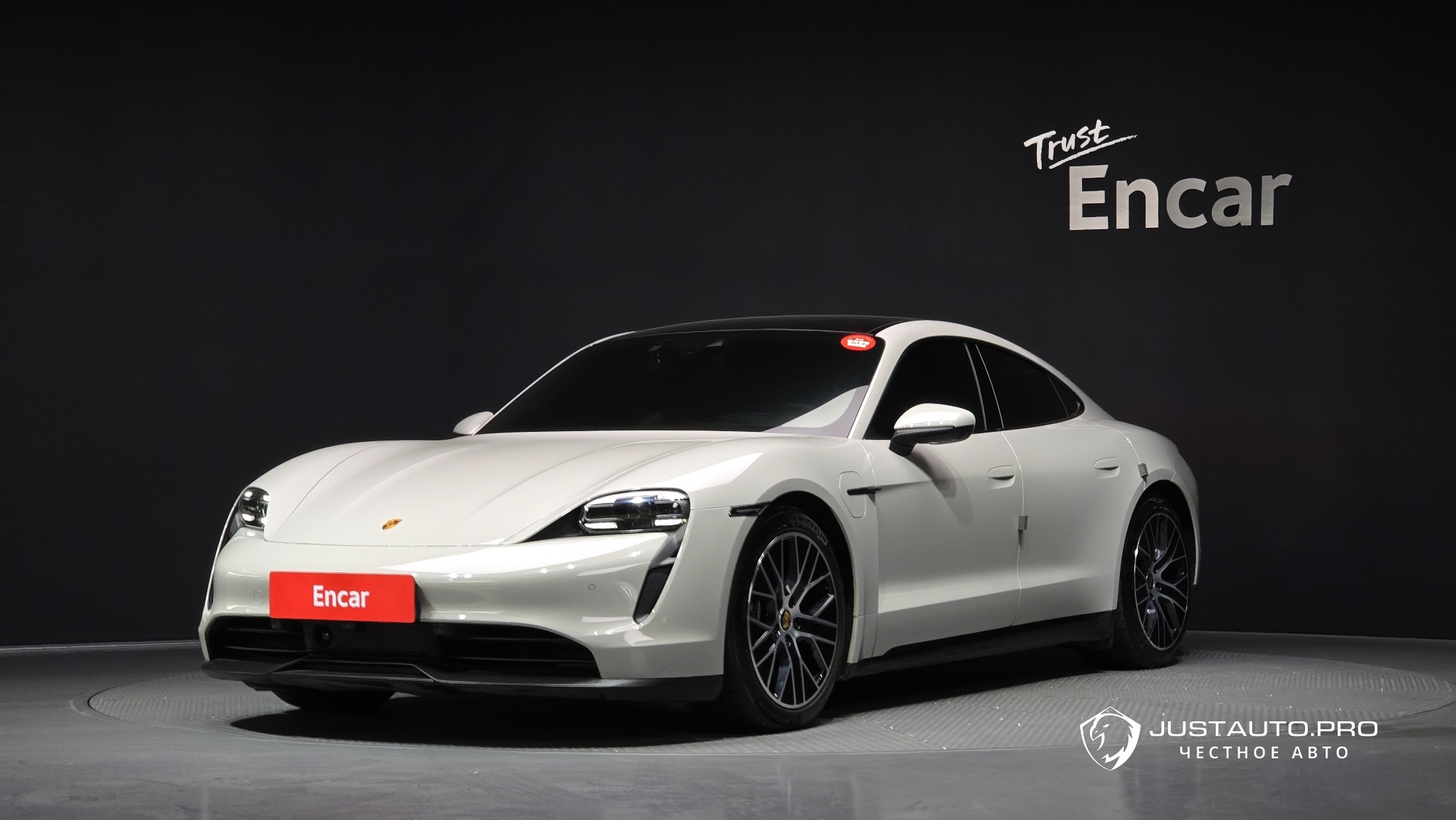 Автомобиль Porsche Taycan