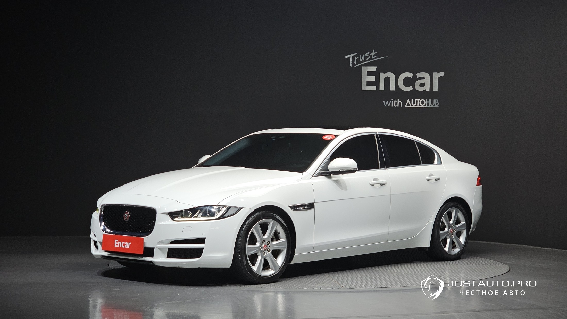 Автомобиль Jaguar XE