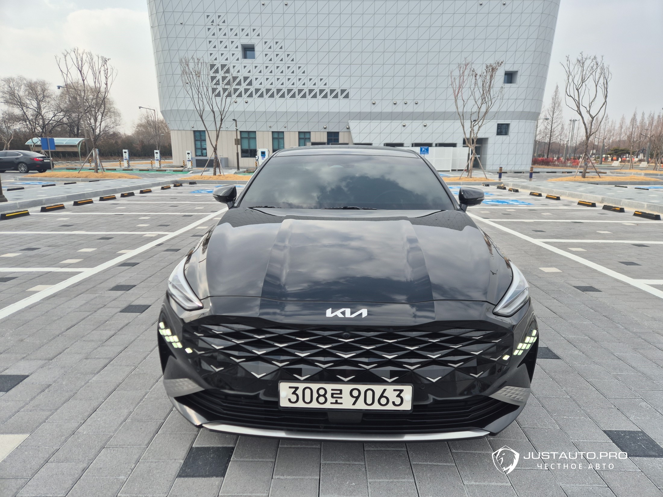 Автомобиль Kia K8