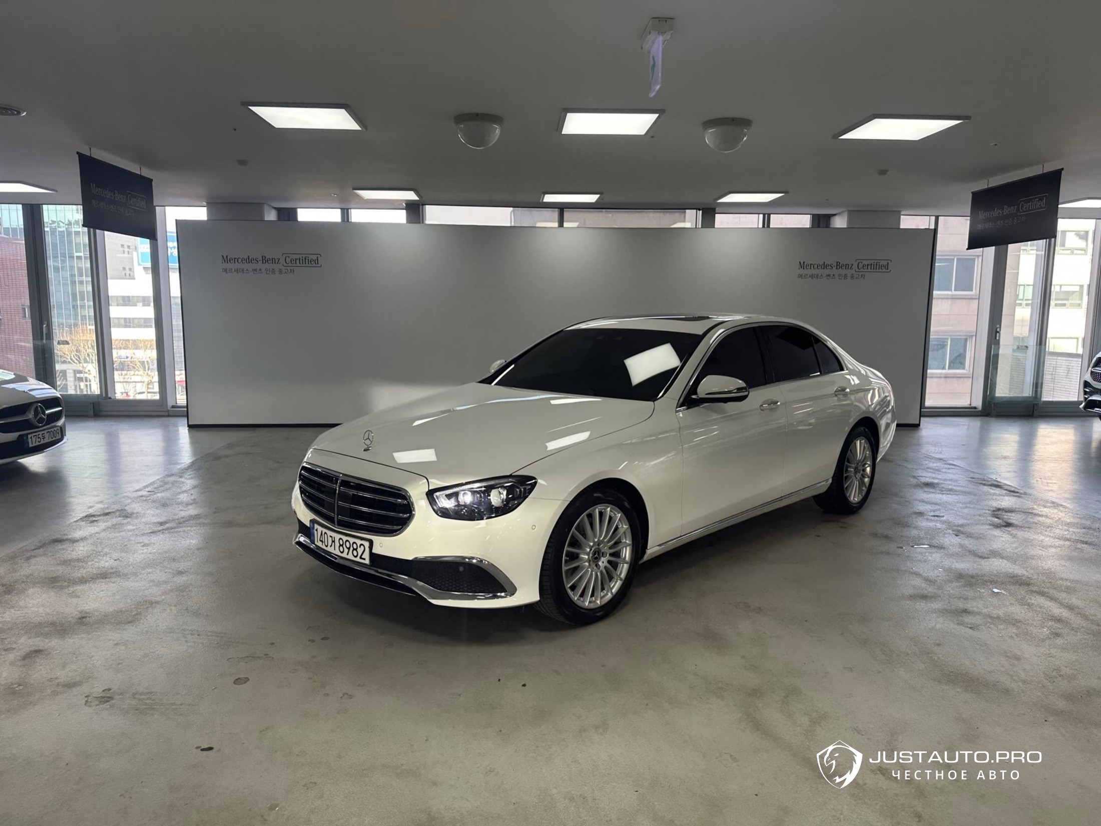 Автомобиль Mercedes-Benz E-Class
