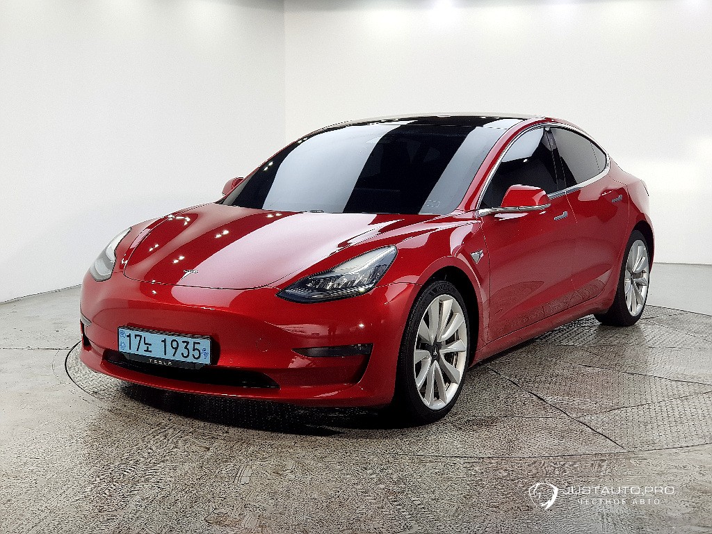 Автомобиль Tesla Model 3