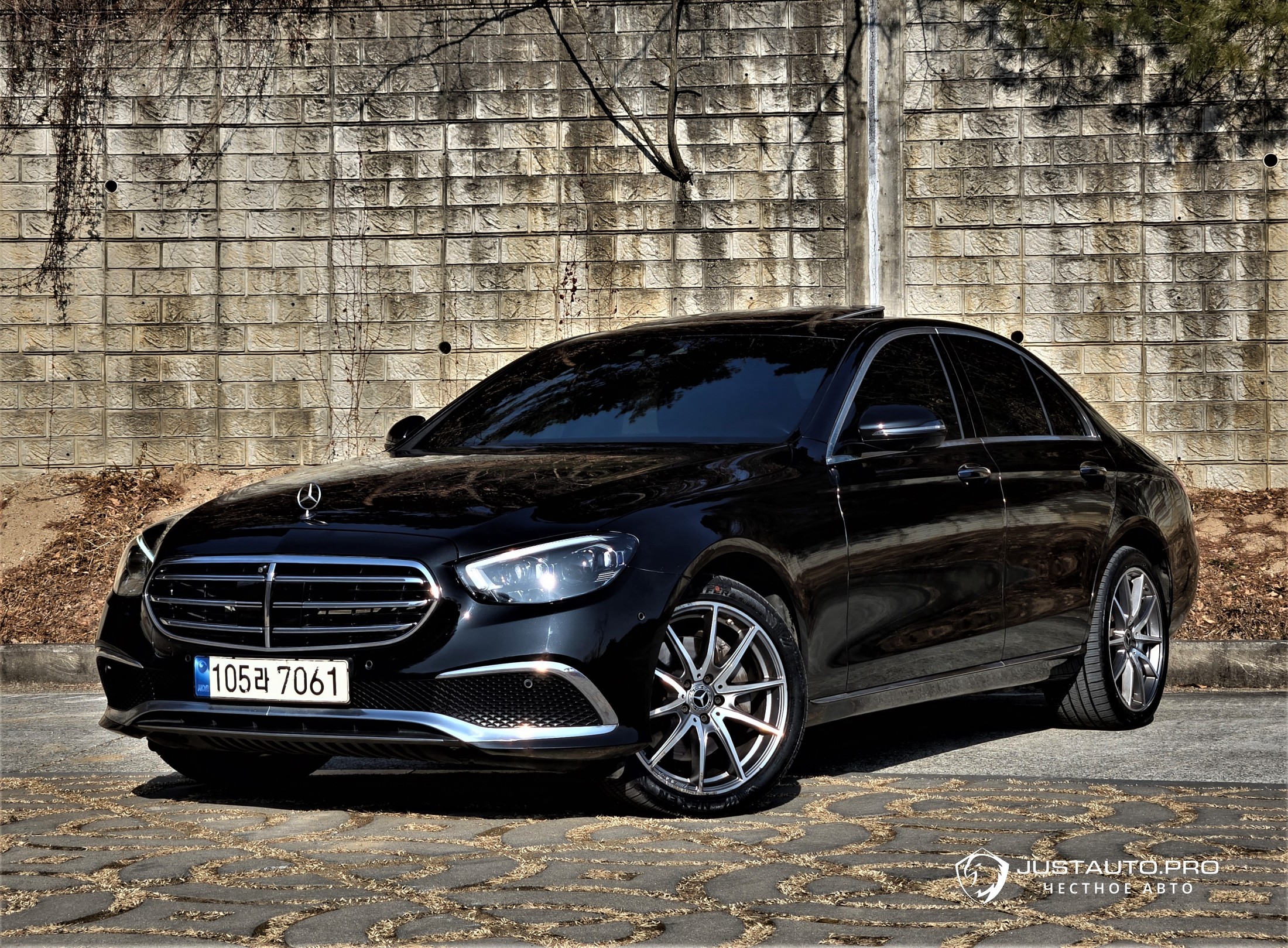 Автомобиль Mercedes-Benz E-Class