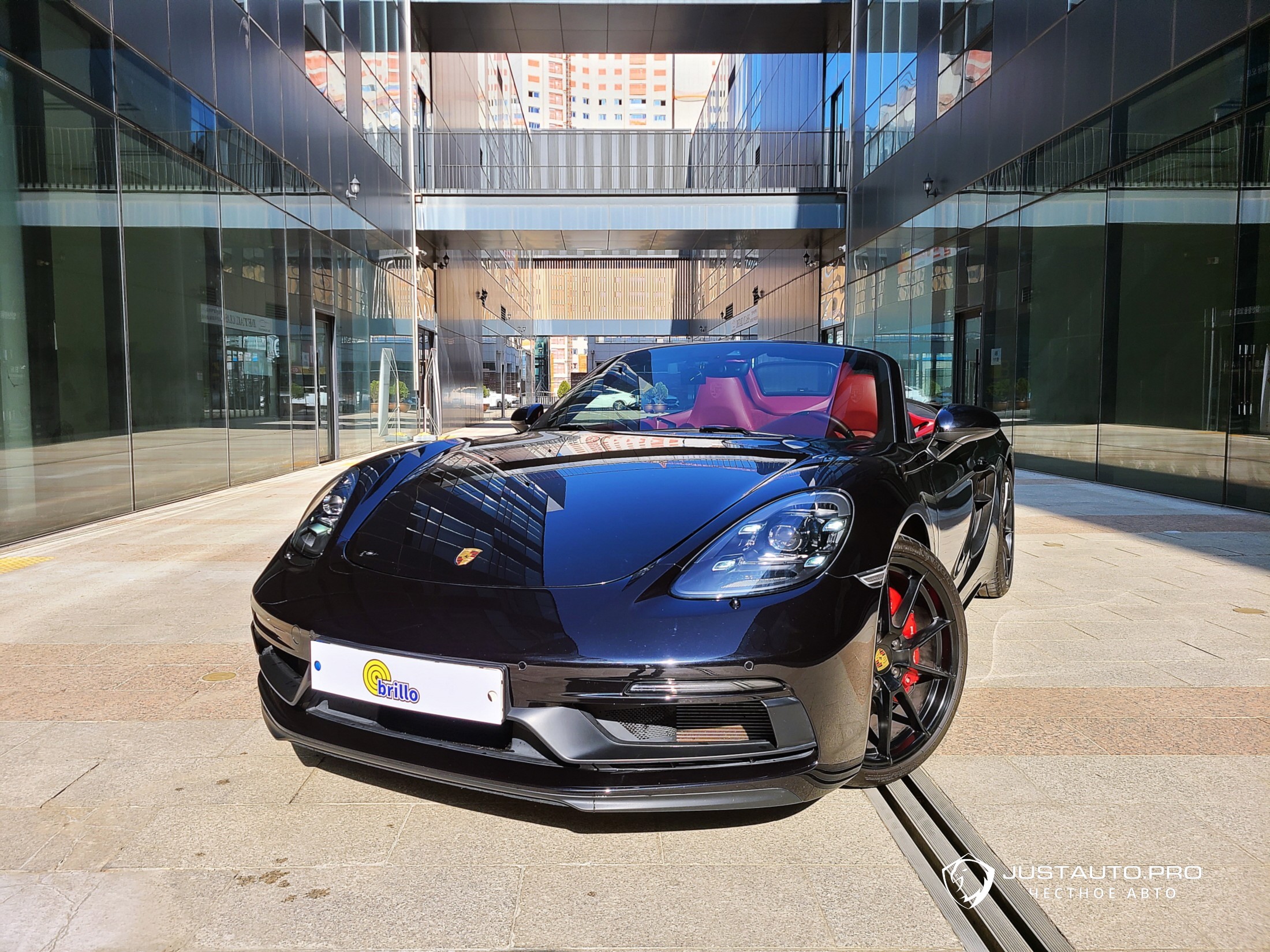 Автомобиль Porsche 718