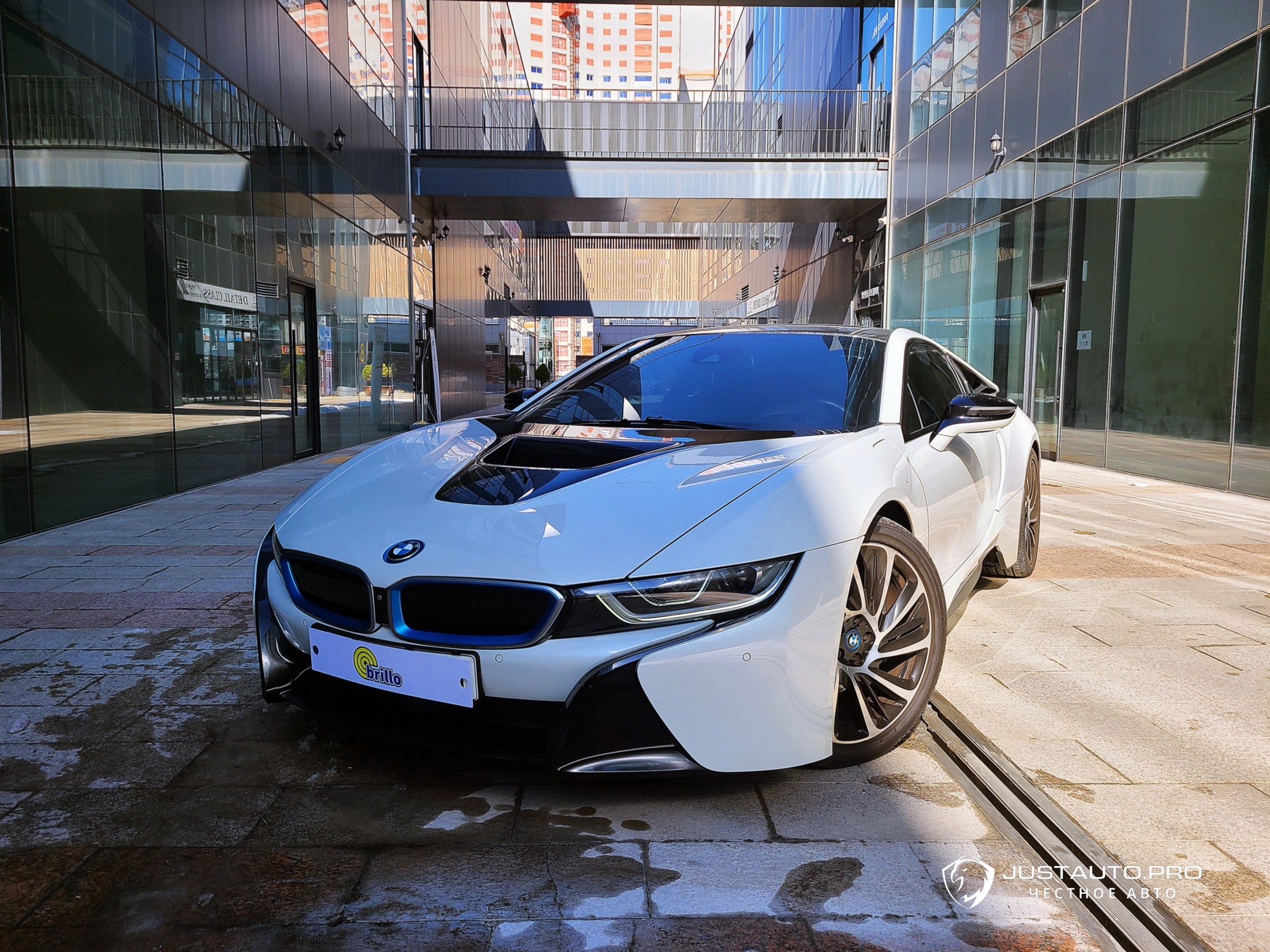 Автомобиль BMW i8