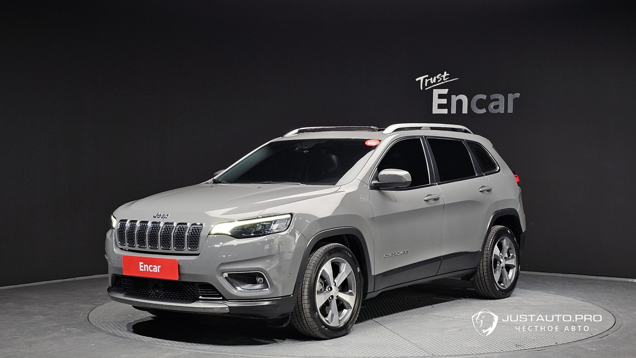 Автомобиль Jeep Cherokee