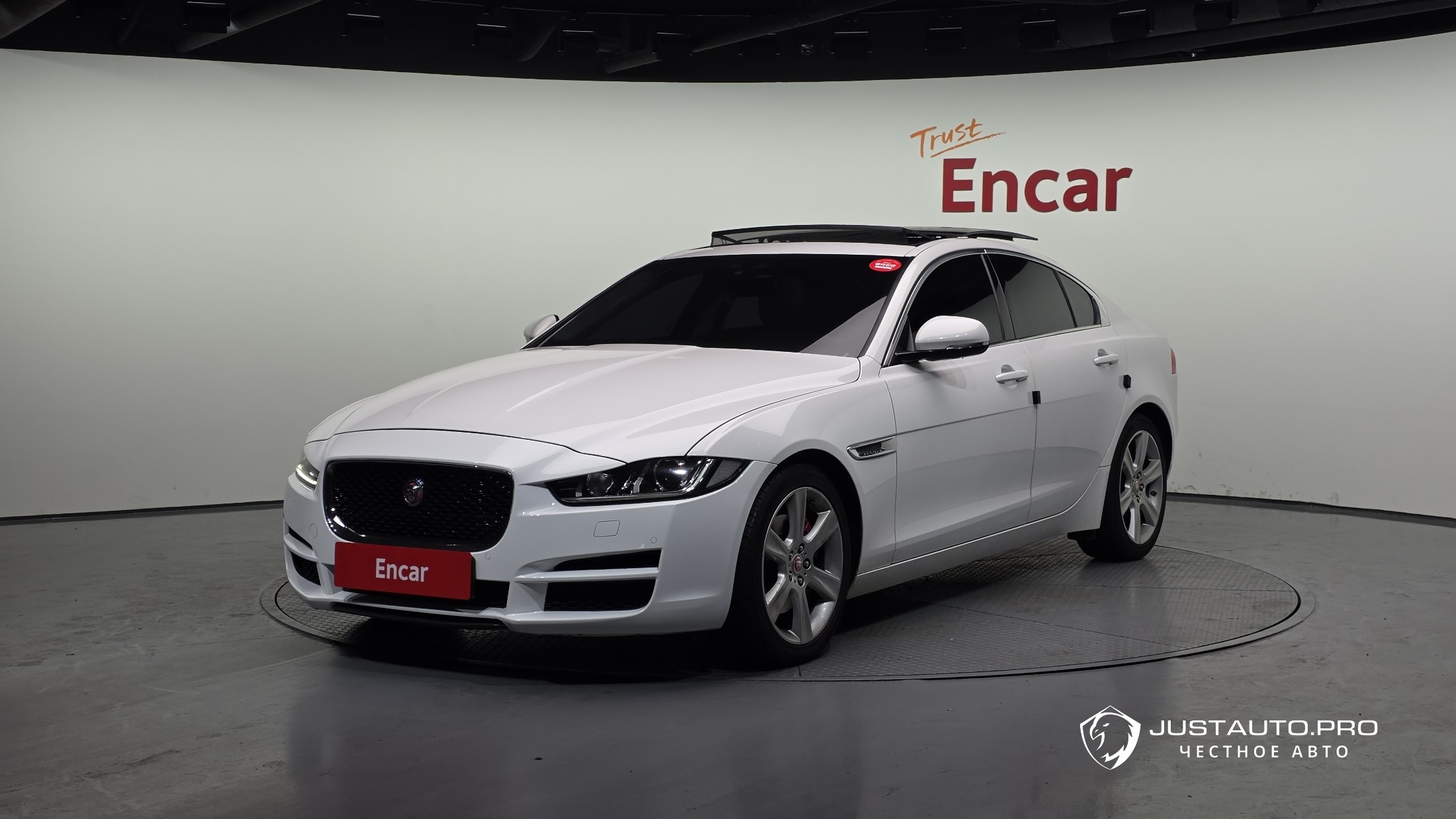 Автомобиль Jaguar XE