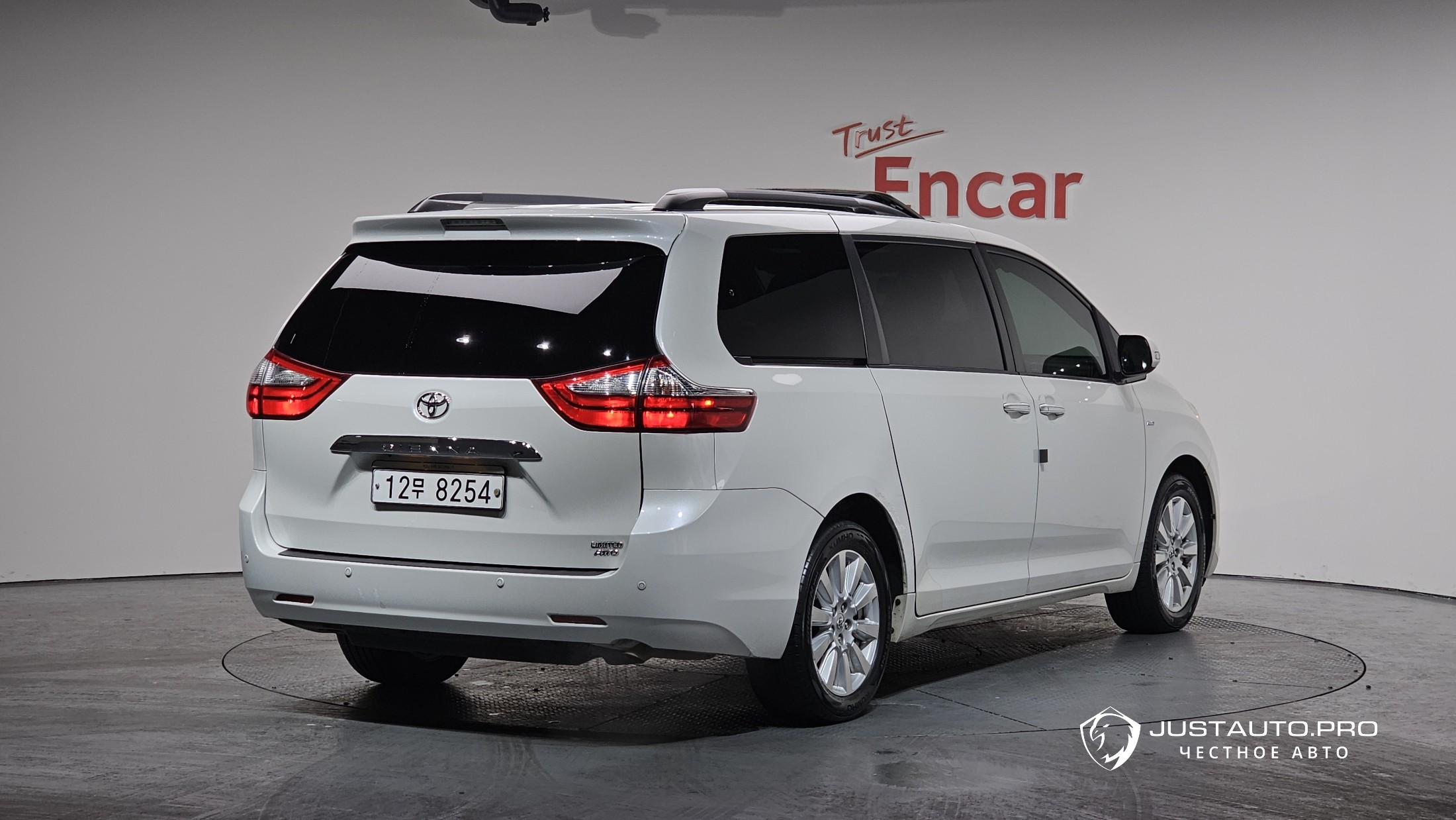 Автомобиль Toyota Sienna