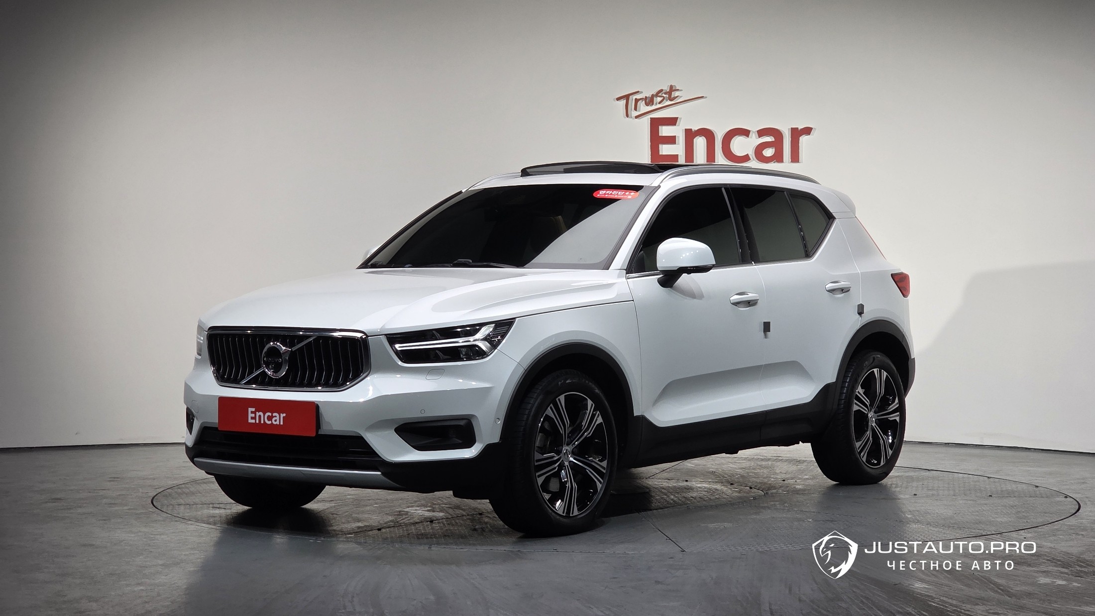 Автомобиль Volvo XC40