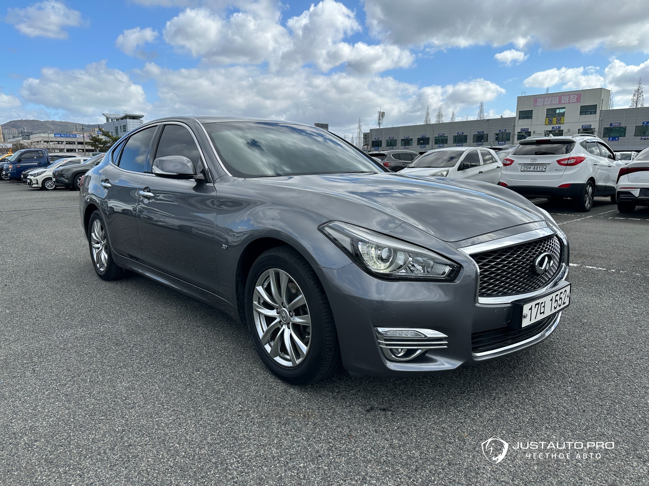 Автомобиль Infiniti Q70