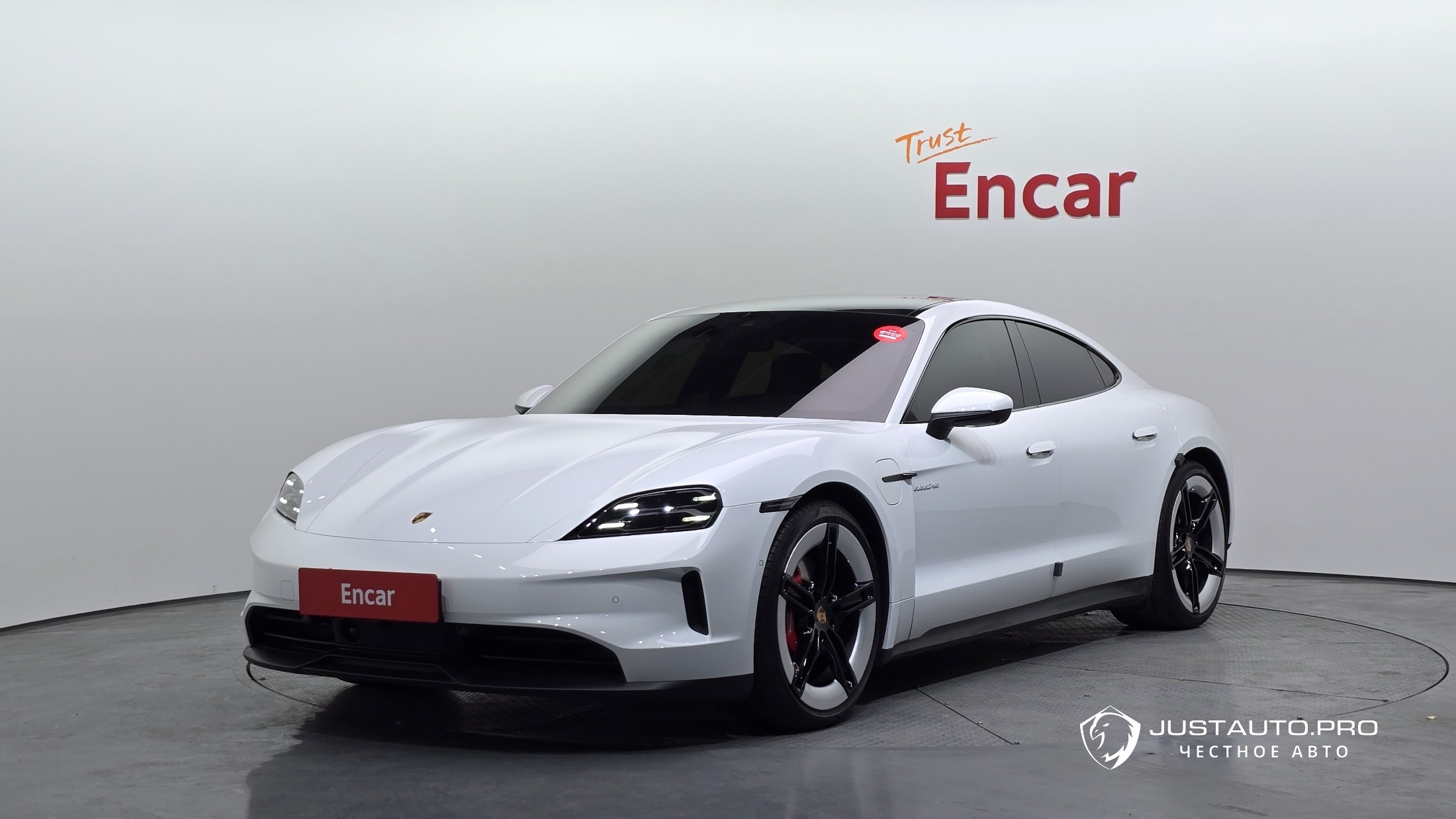Автомобиль Porsche Taycan