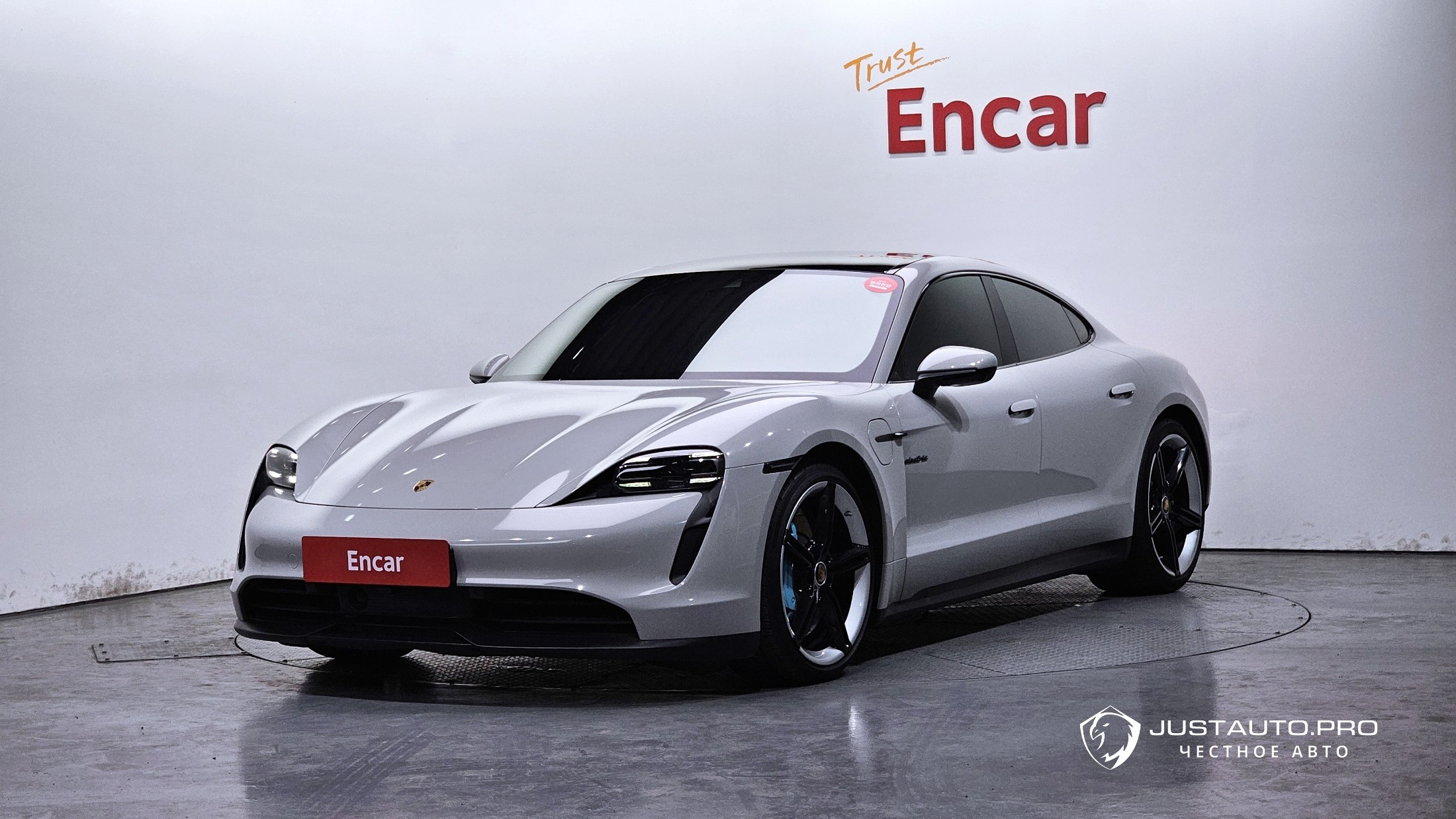 Автомобиль Porsche Taycan