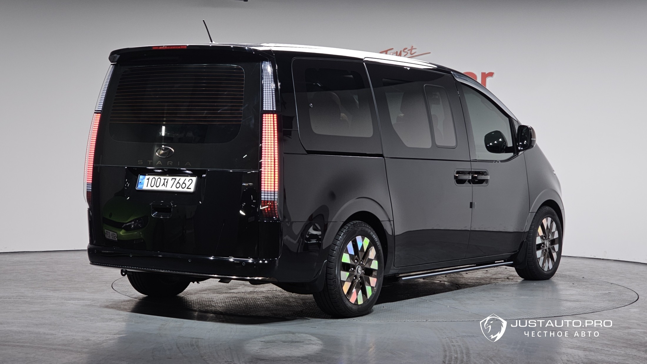 Автомобиль Hyundai Staria