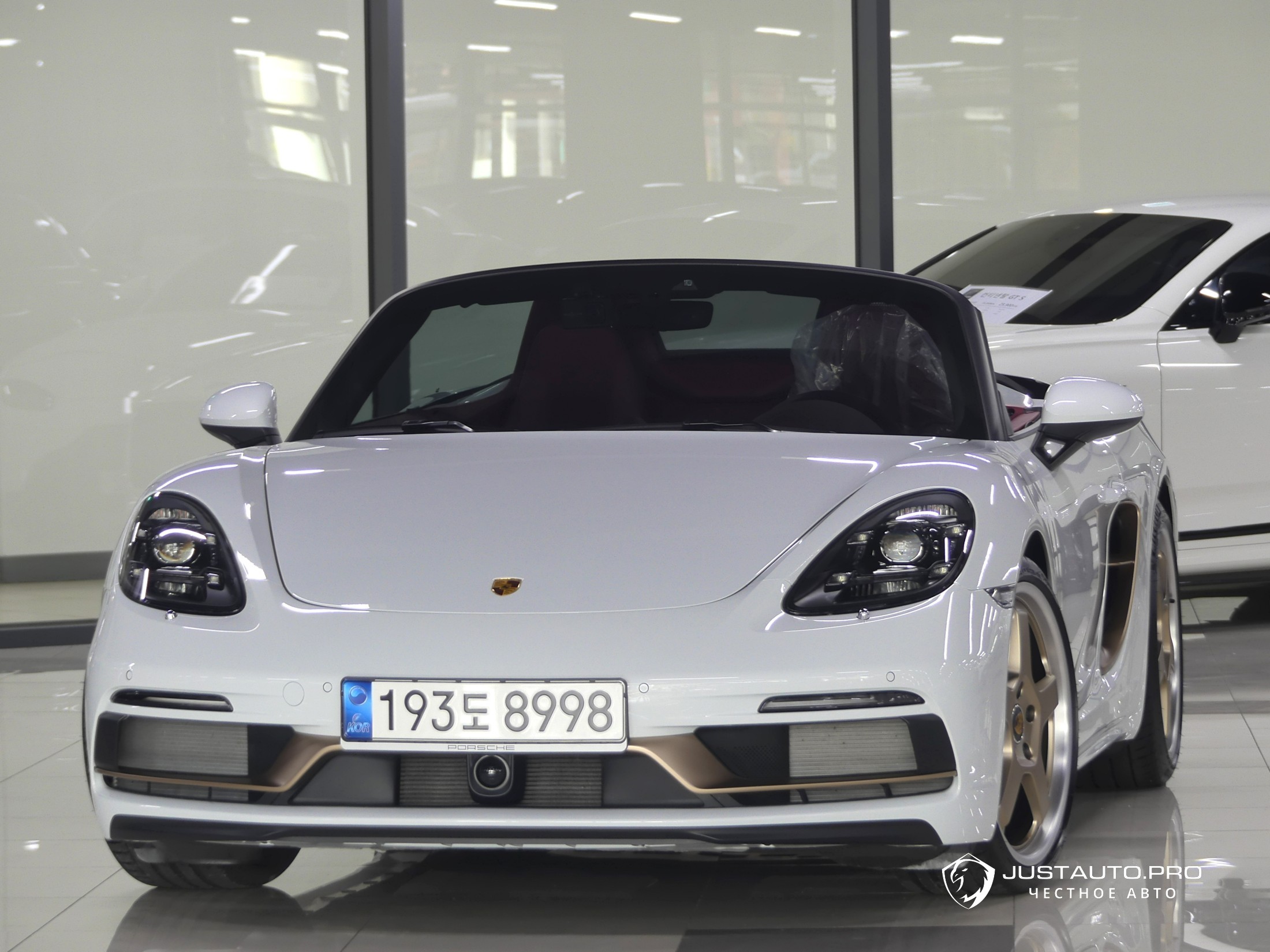 Автомобиль Porsche 718