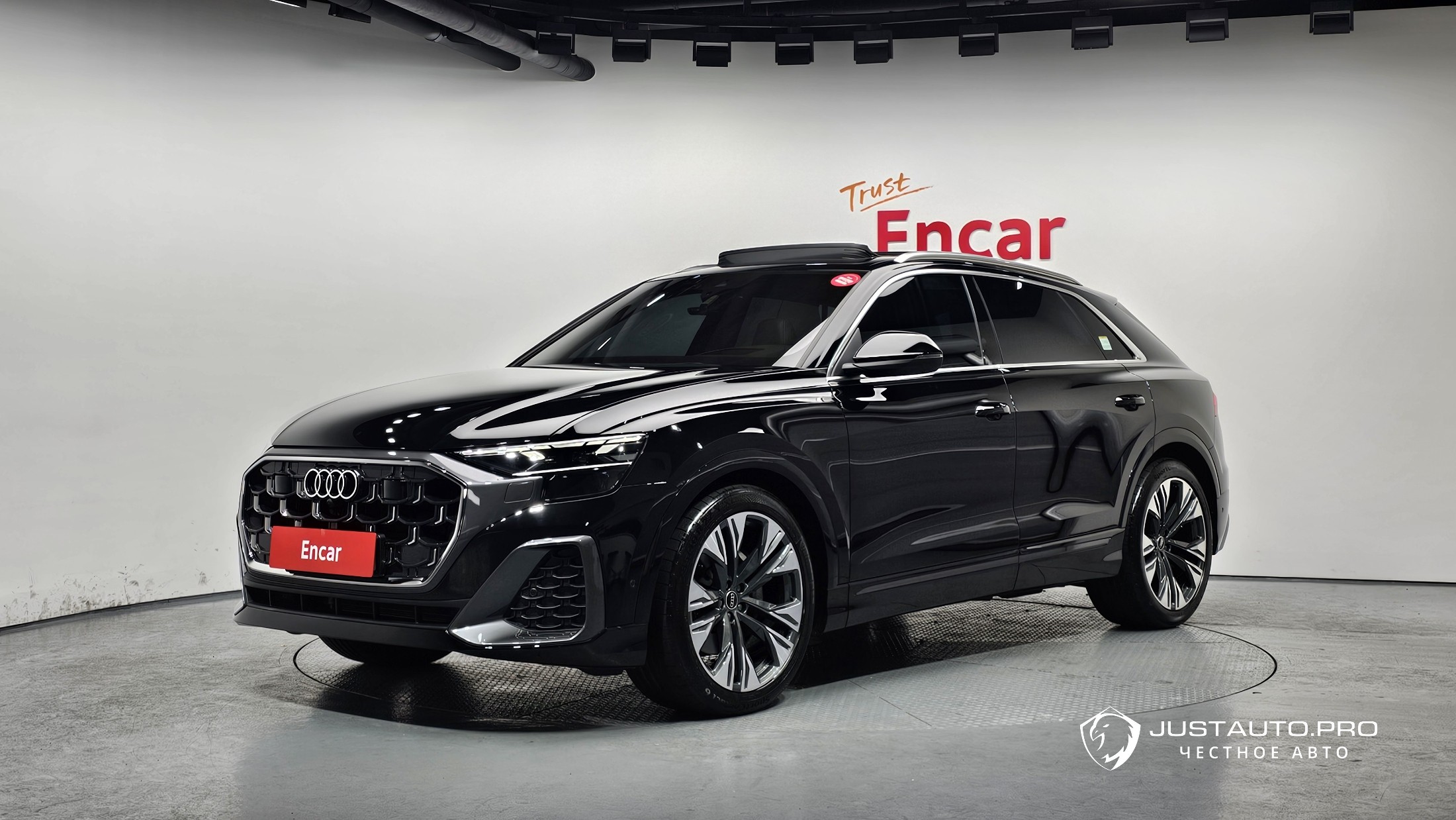 Автомобиль Audi Q8