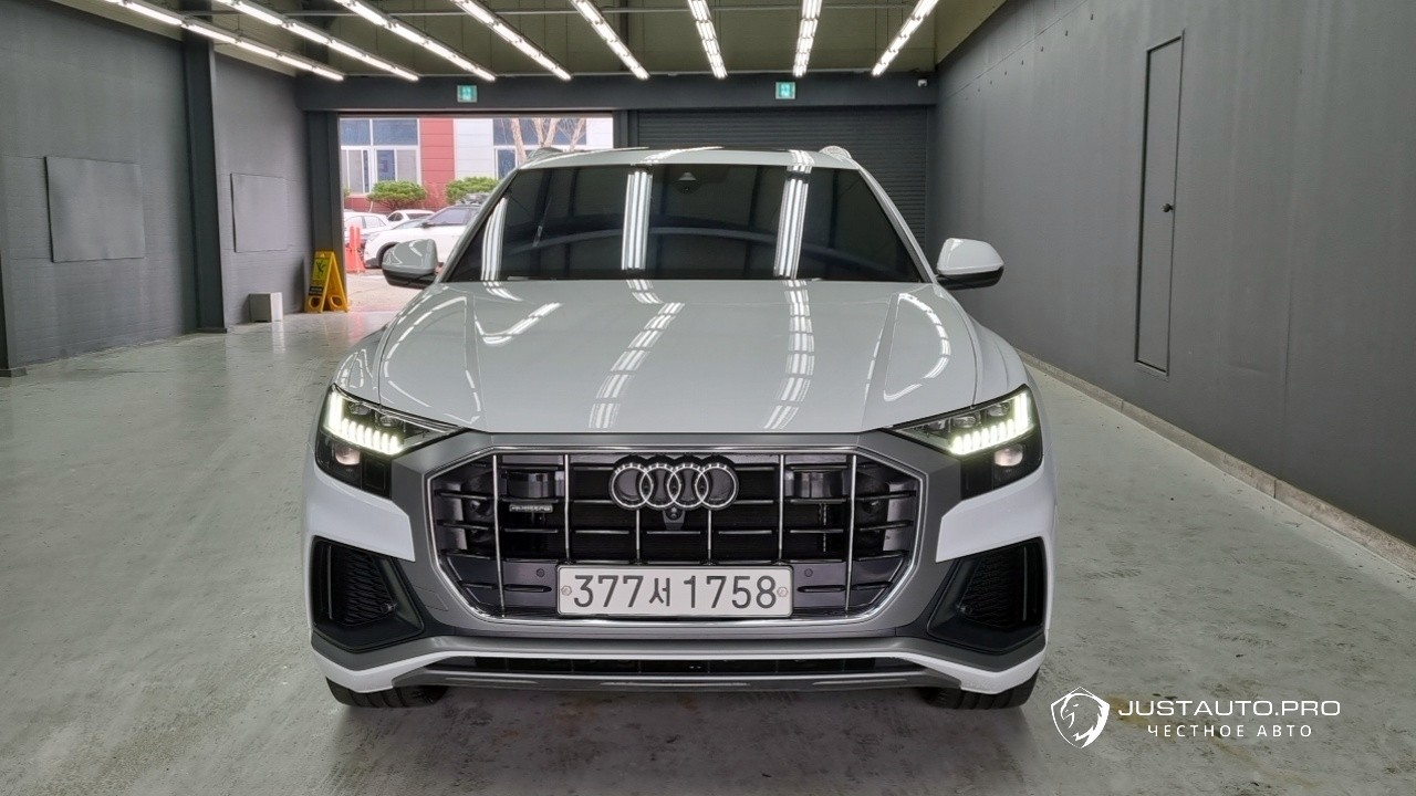 Автомобиль Audi Q8