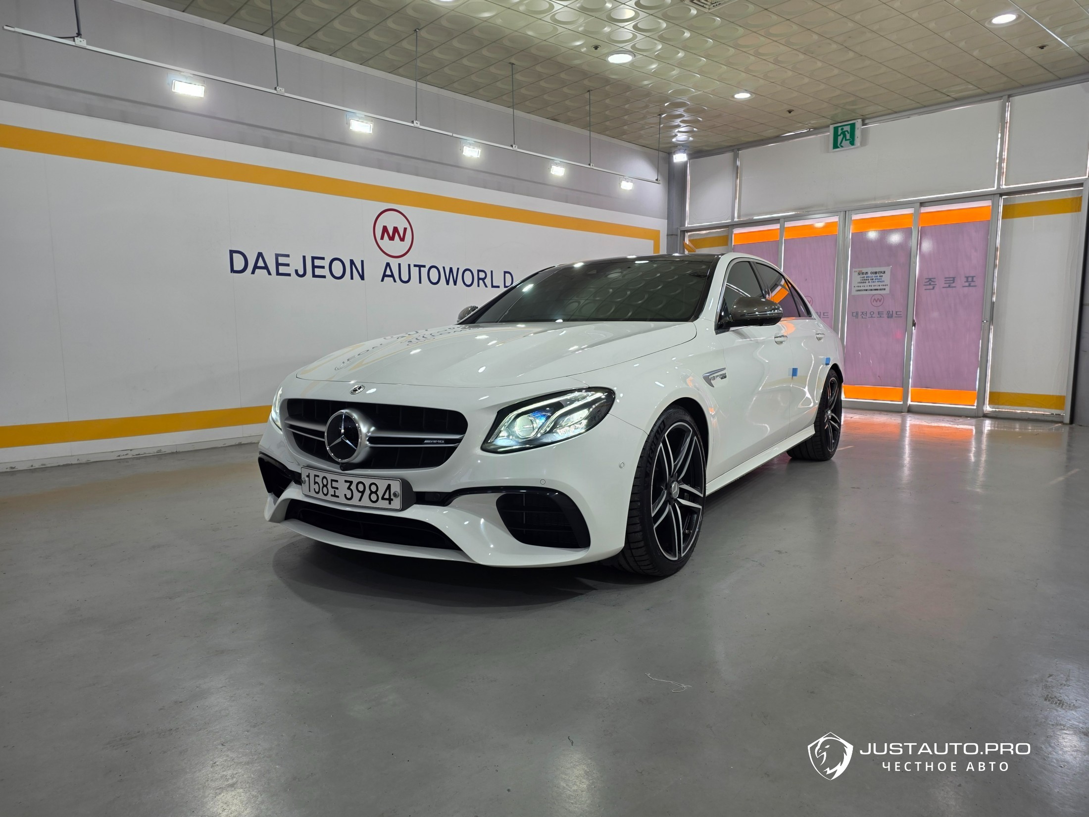 Автомобиль Mercedes-Benz E-Class