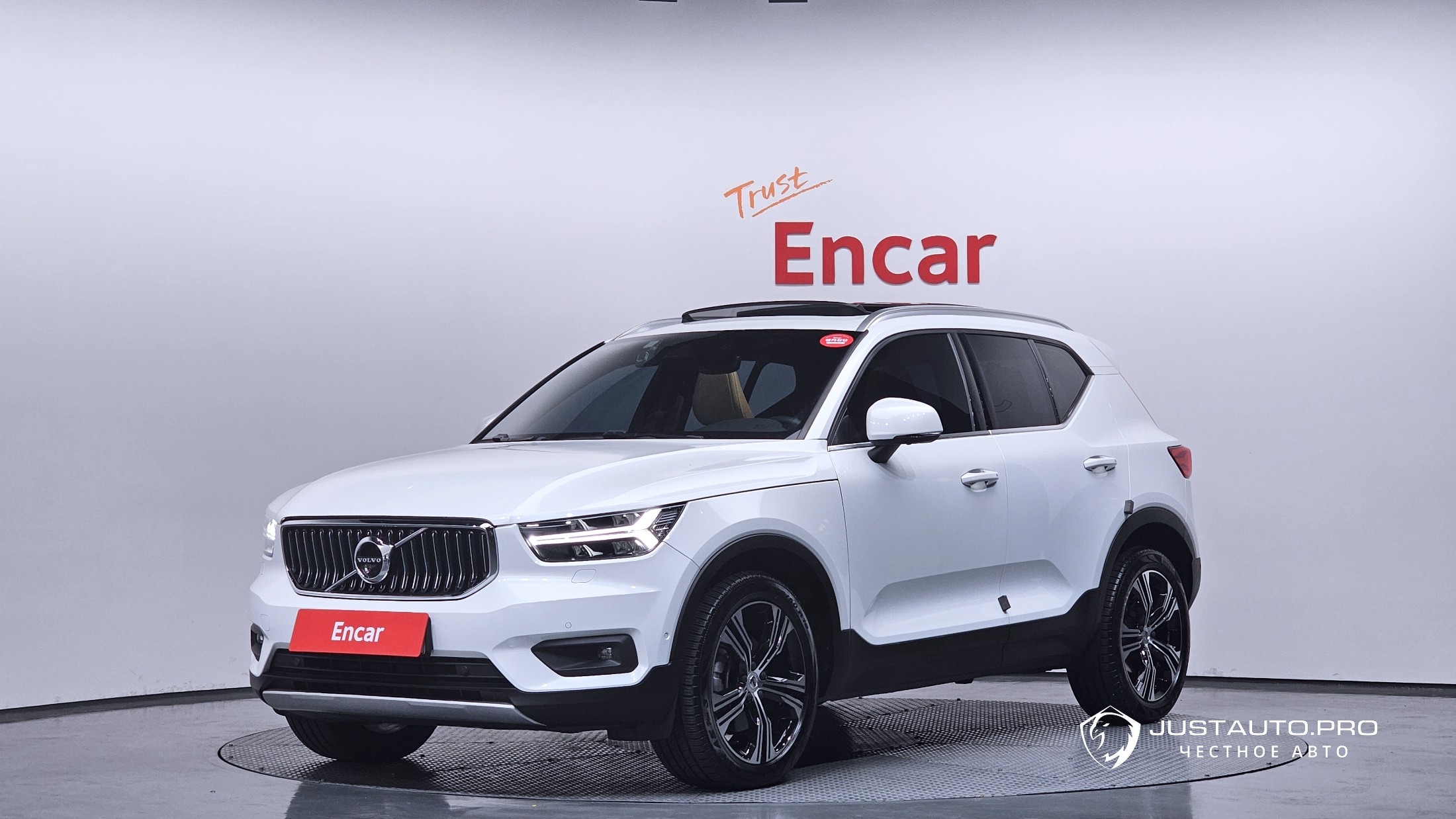 Автомобиль Volvo XC40