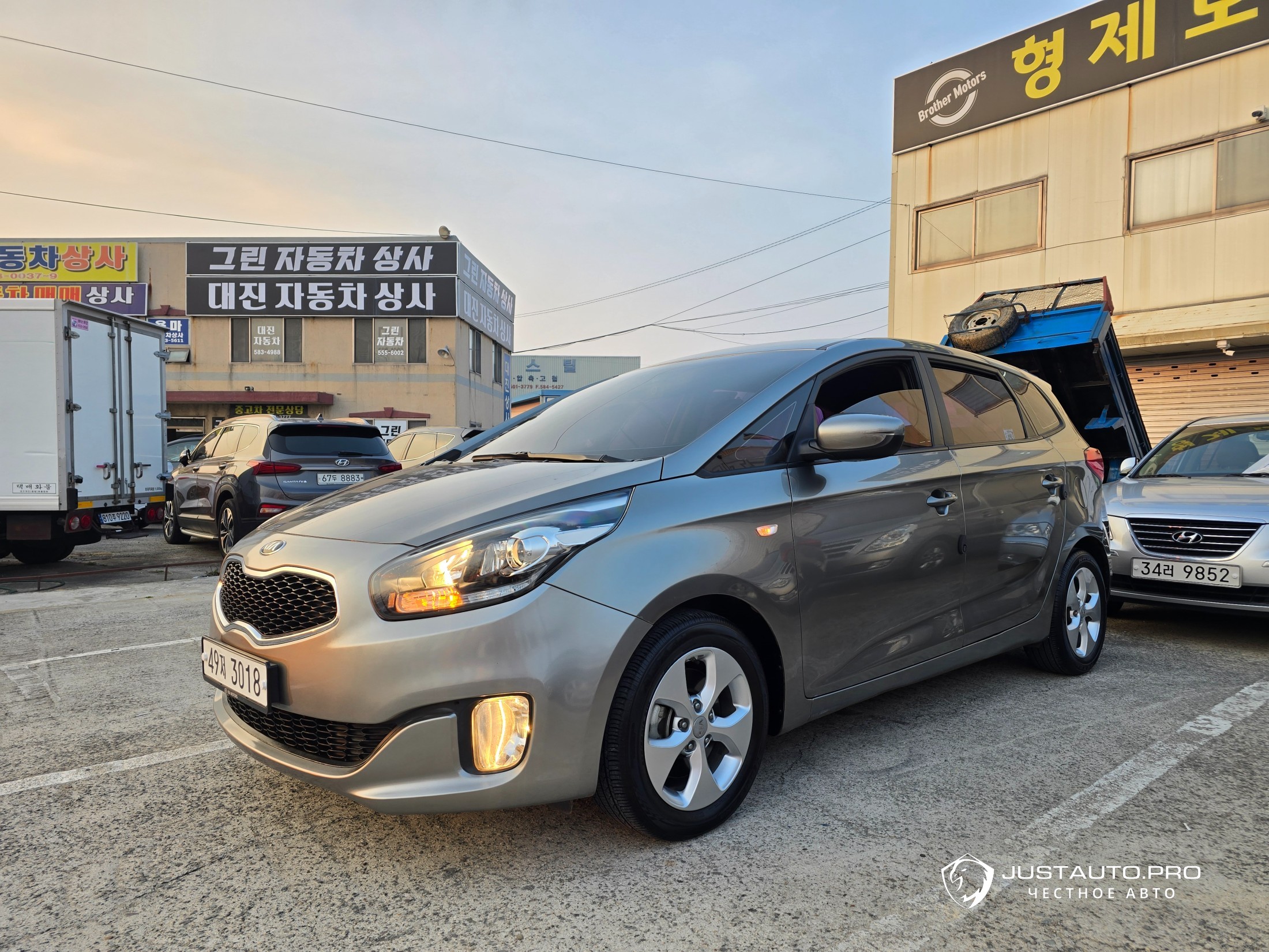 Автомобиль Kia Carens