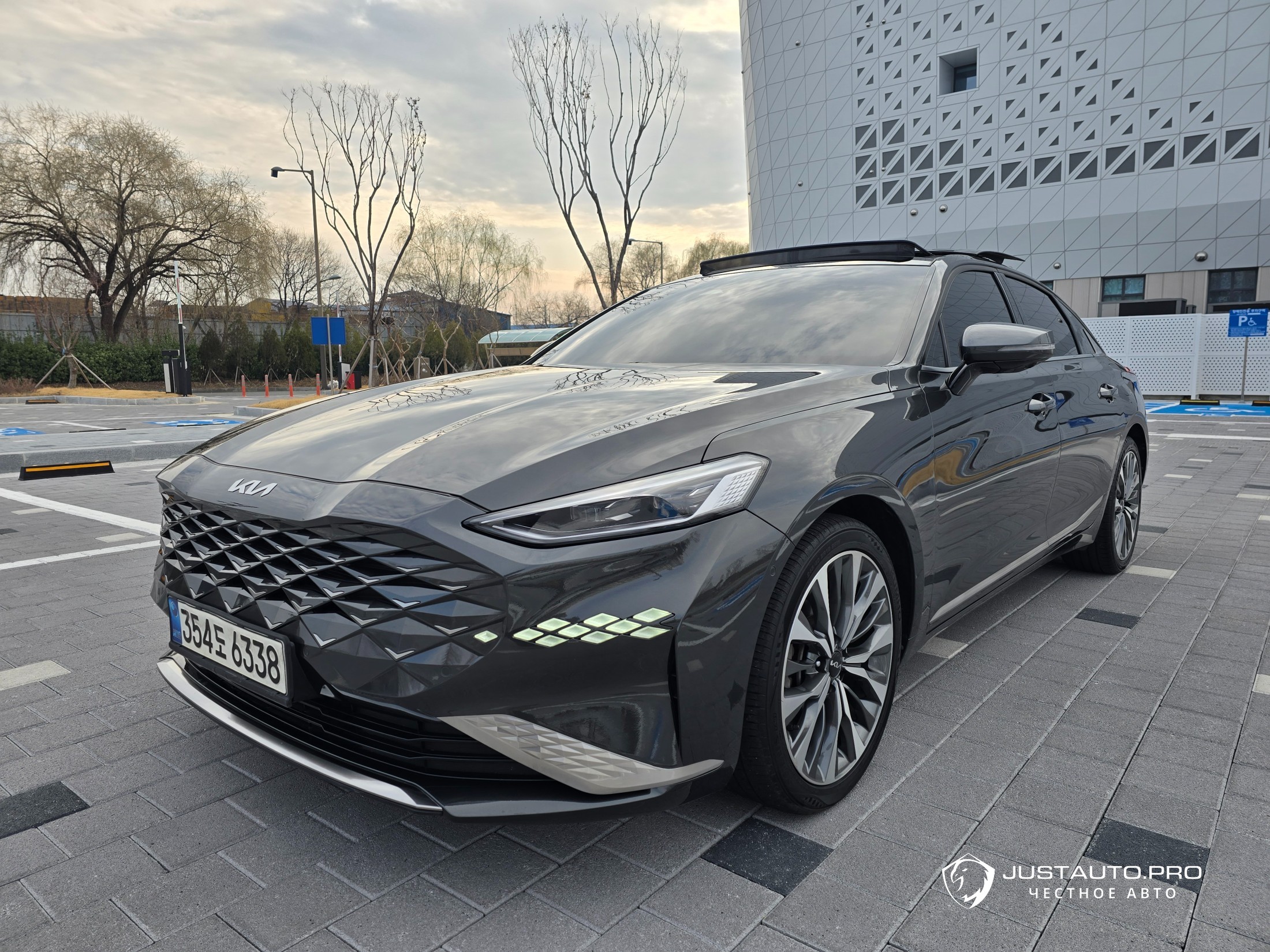 Автомобиль Kia K8