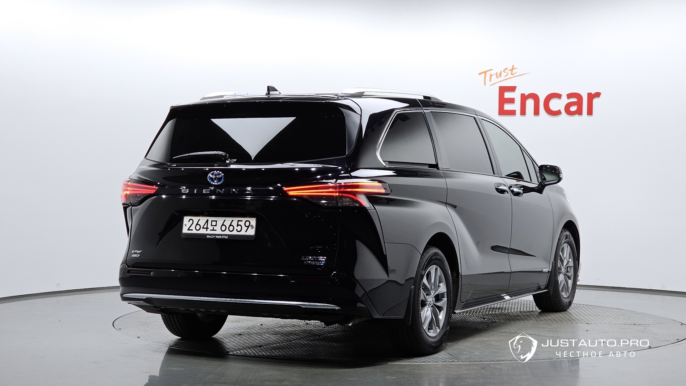 Автомобиль Toyota Sienna