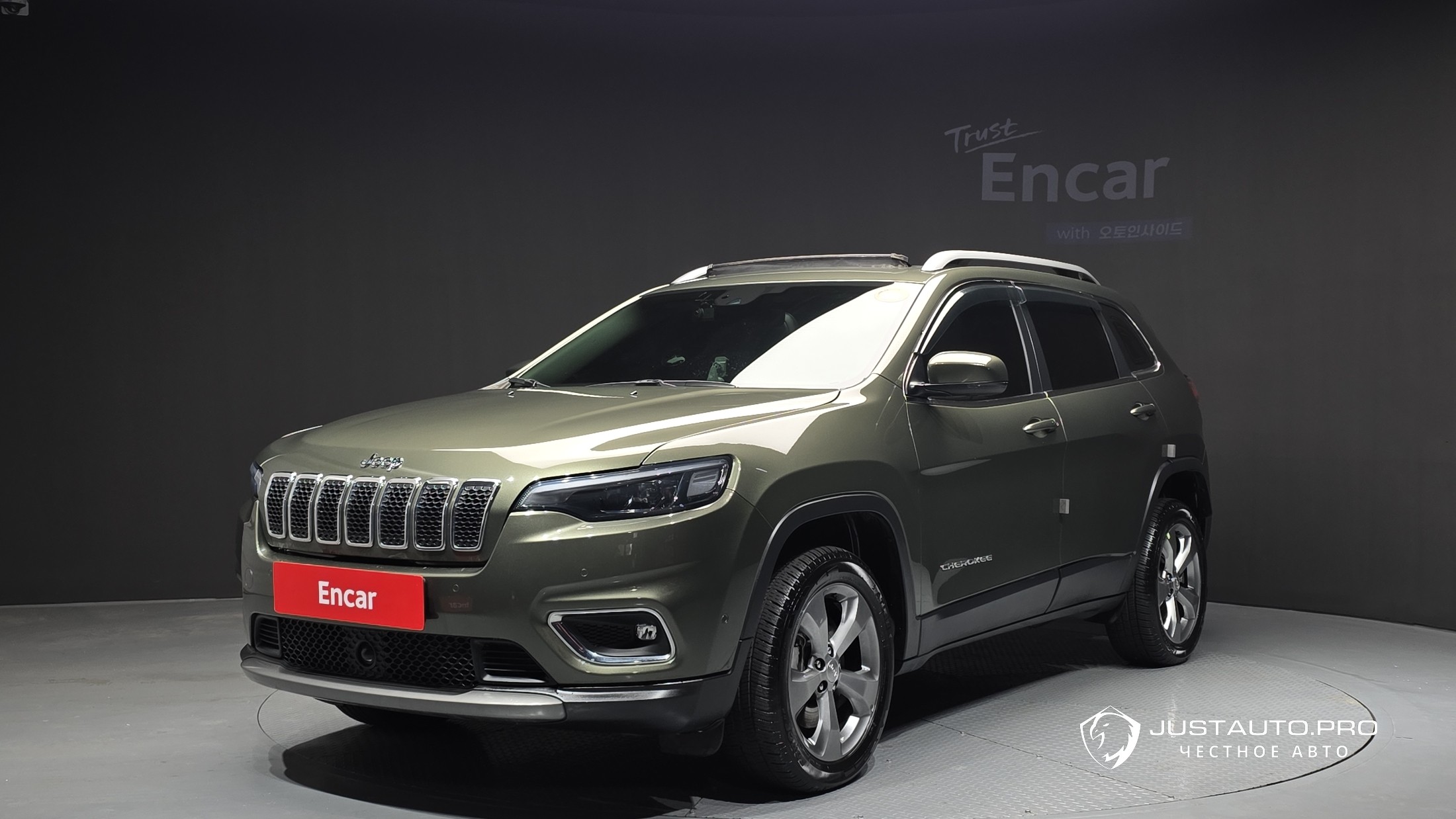 Автомобиль Jeep Cherokee