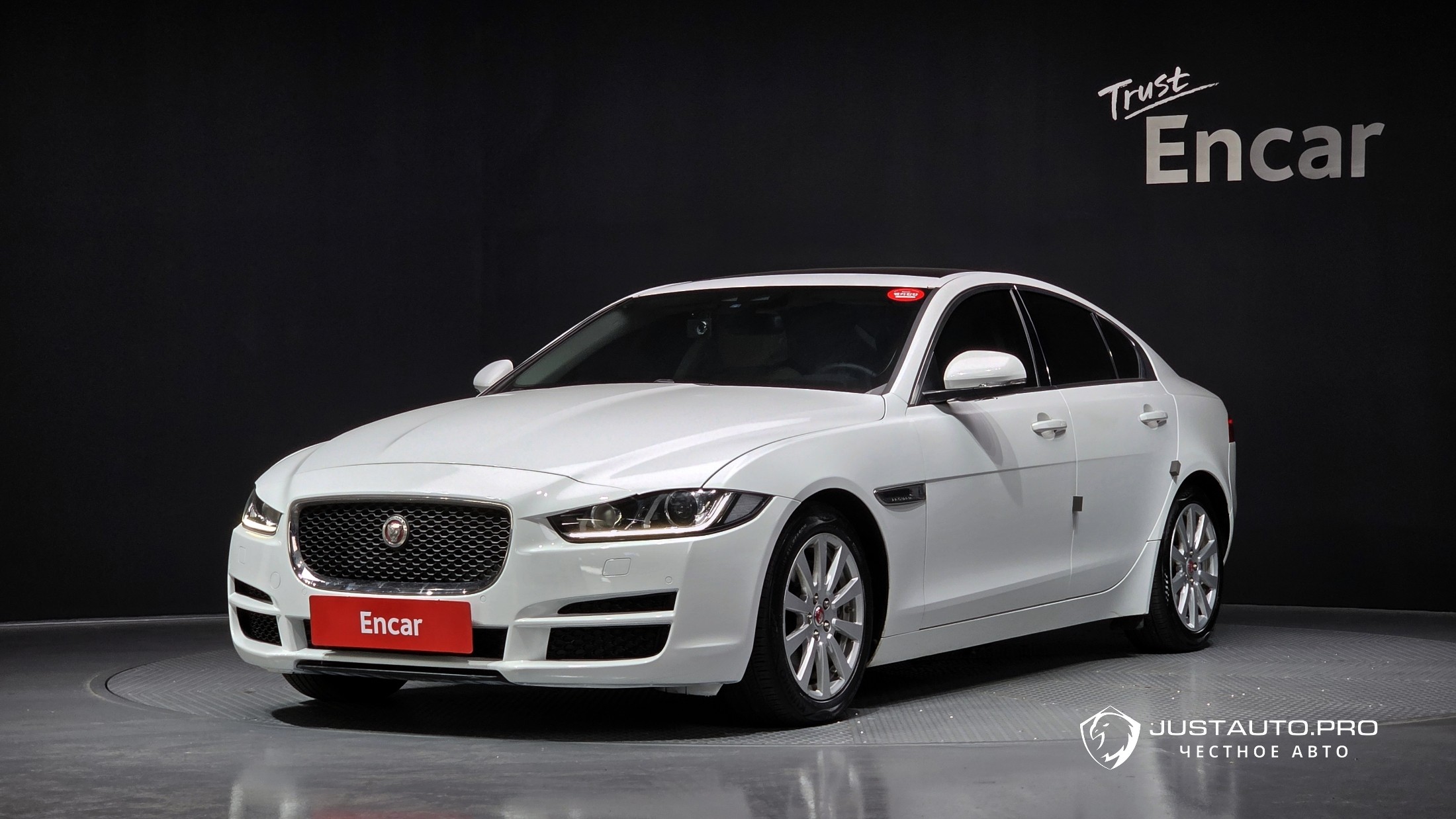 Автомобиль Jaguar XE