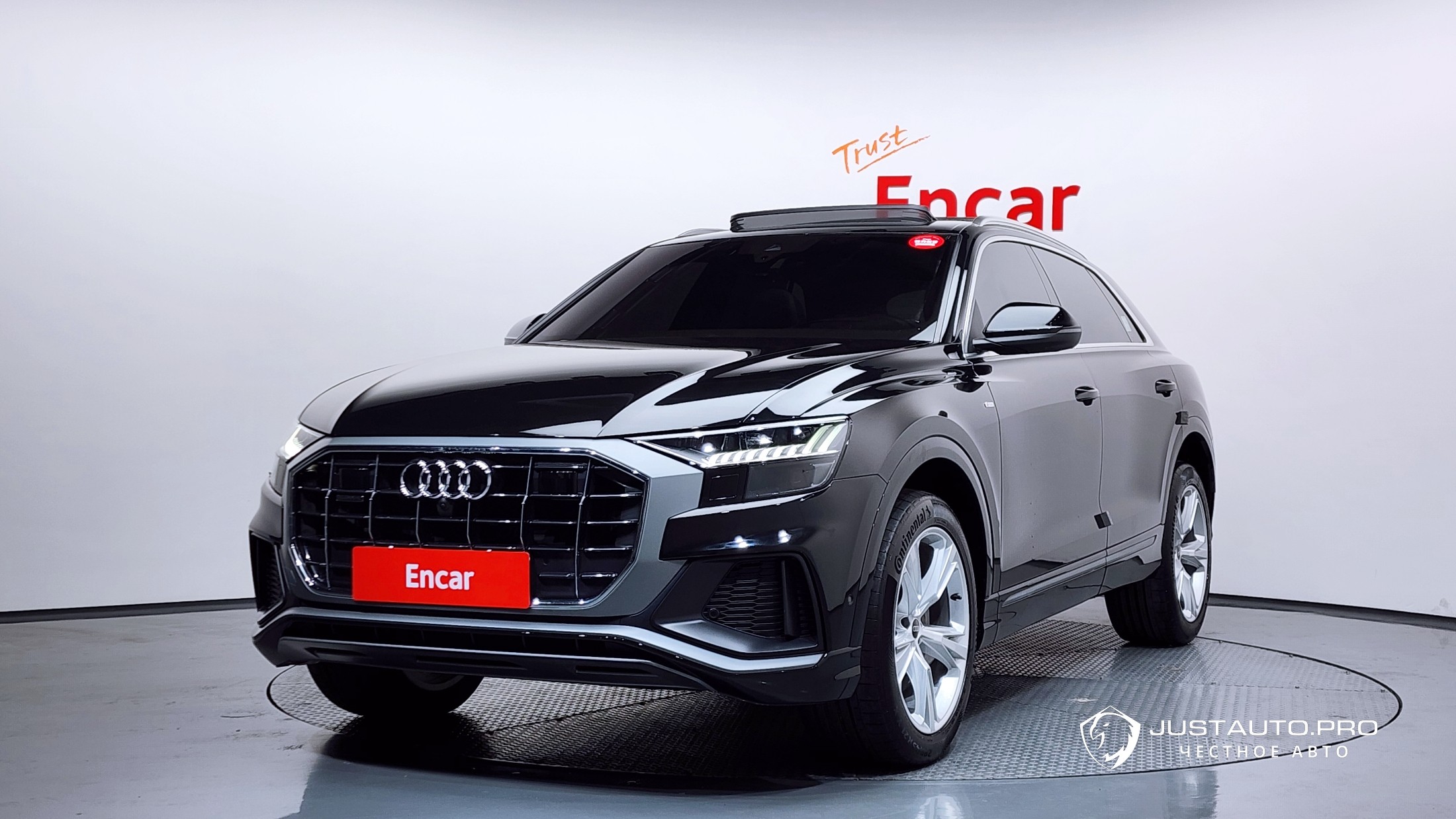 Автомобиль Audi Q8