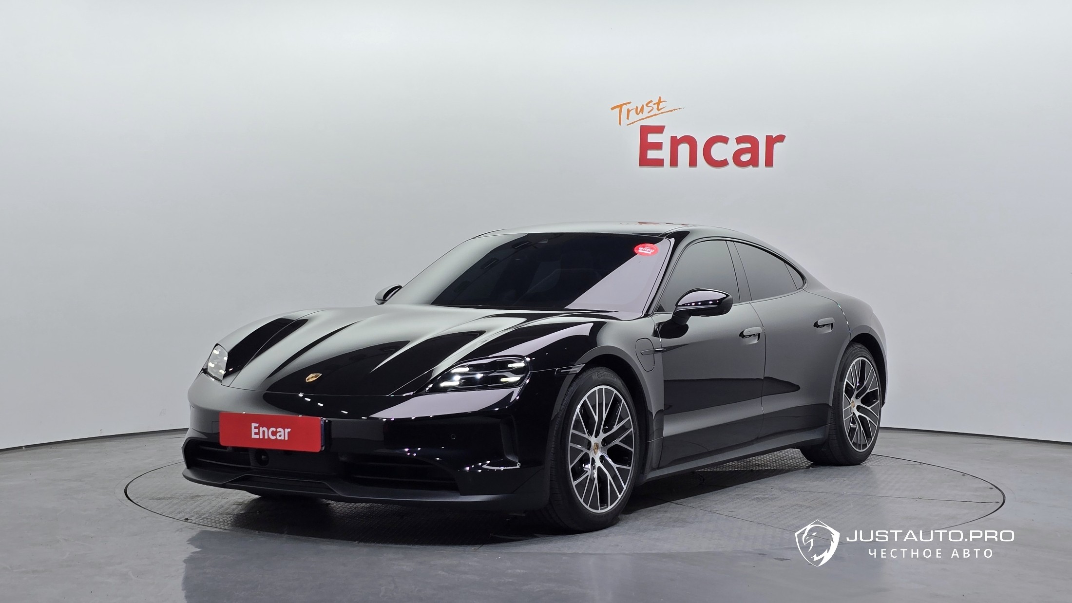 Автомобиль Porsche Taycan