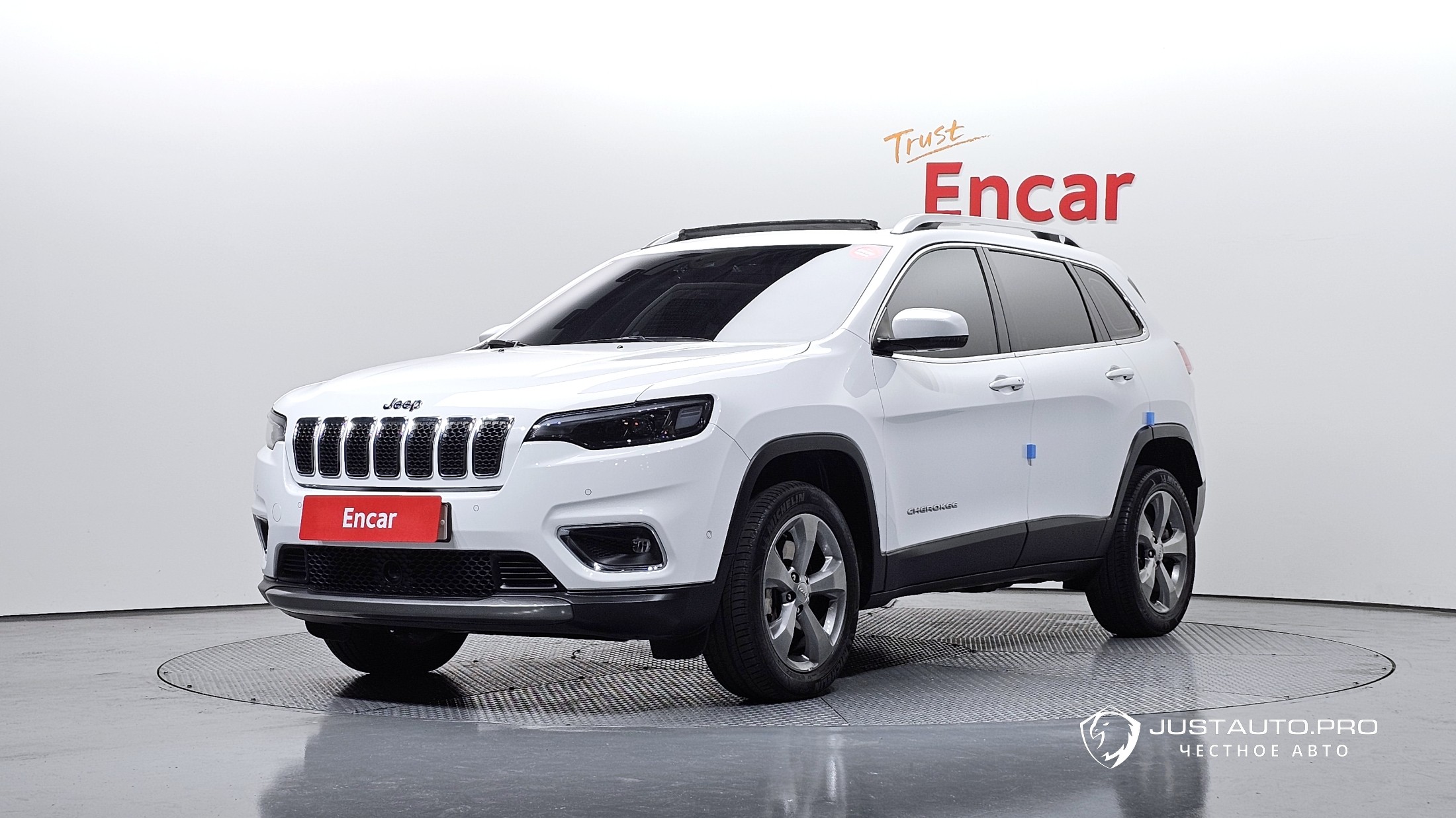Автомобиль Jeep Cherokee