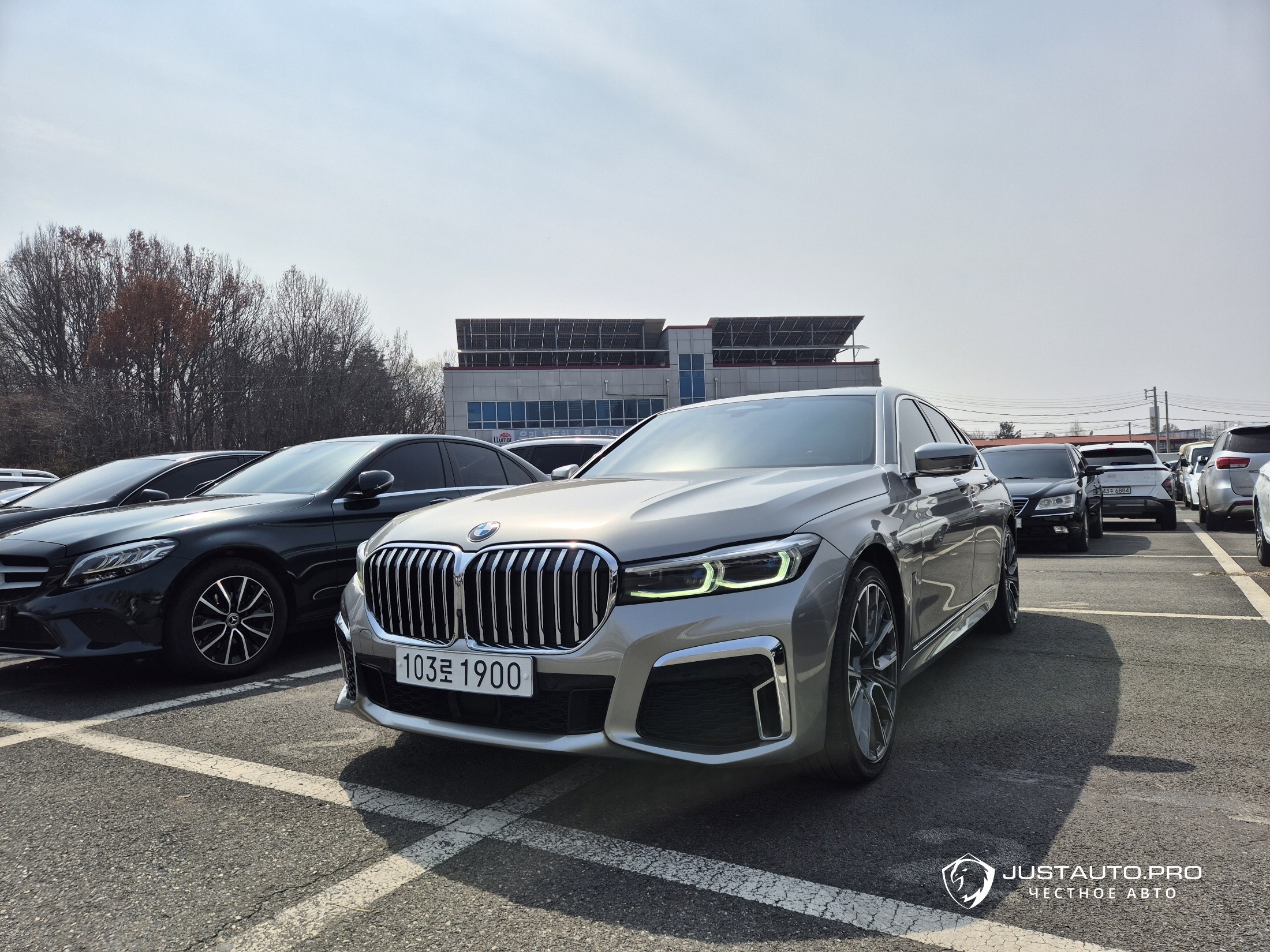 Автомобиль BMW 7-Series