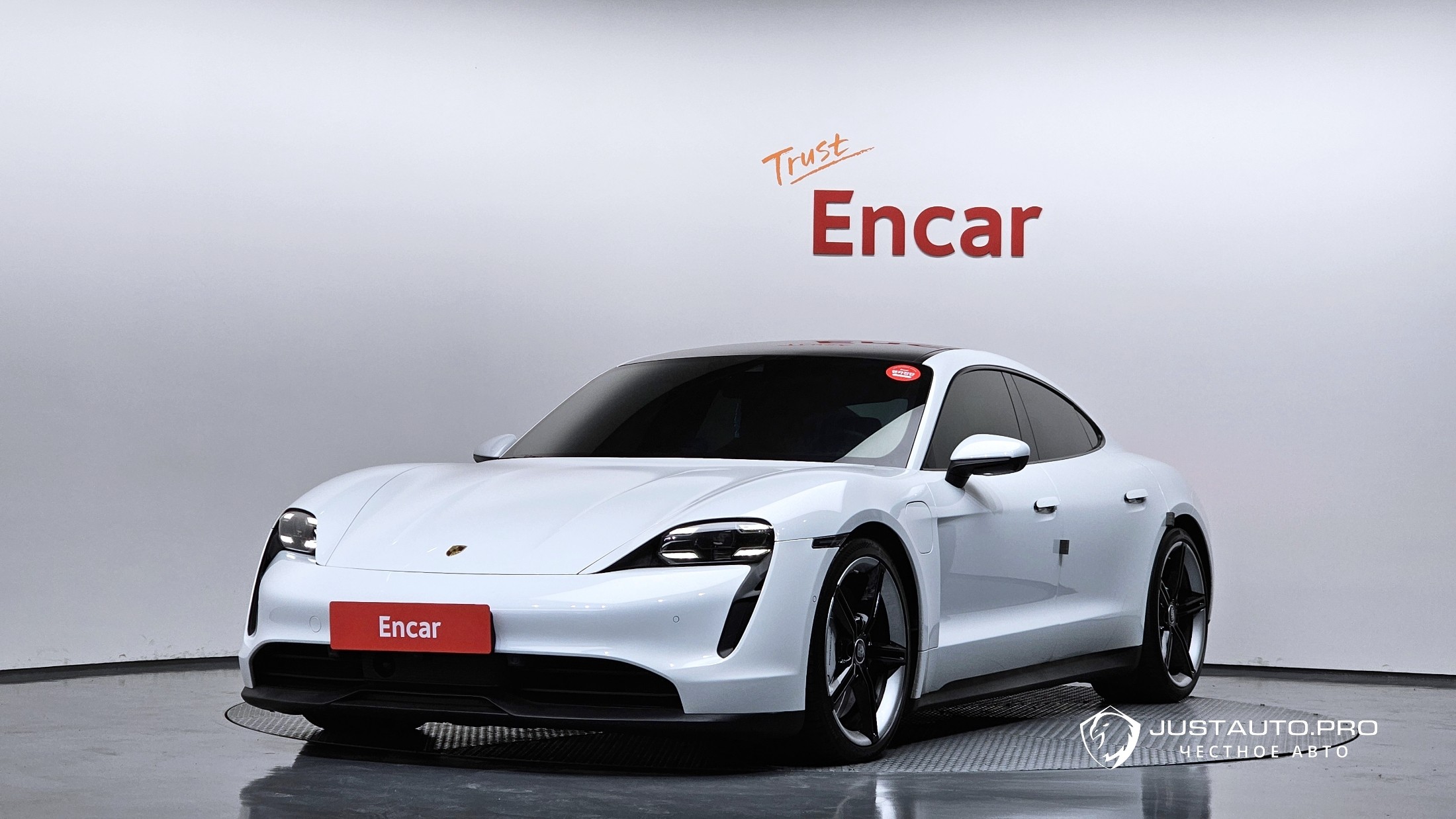 Автомобиль Porsche Taycan