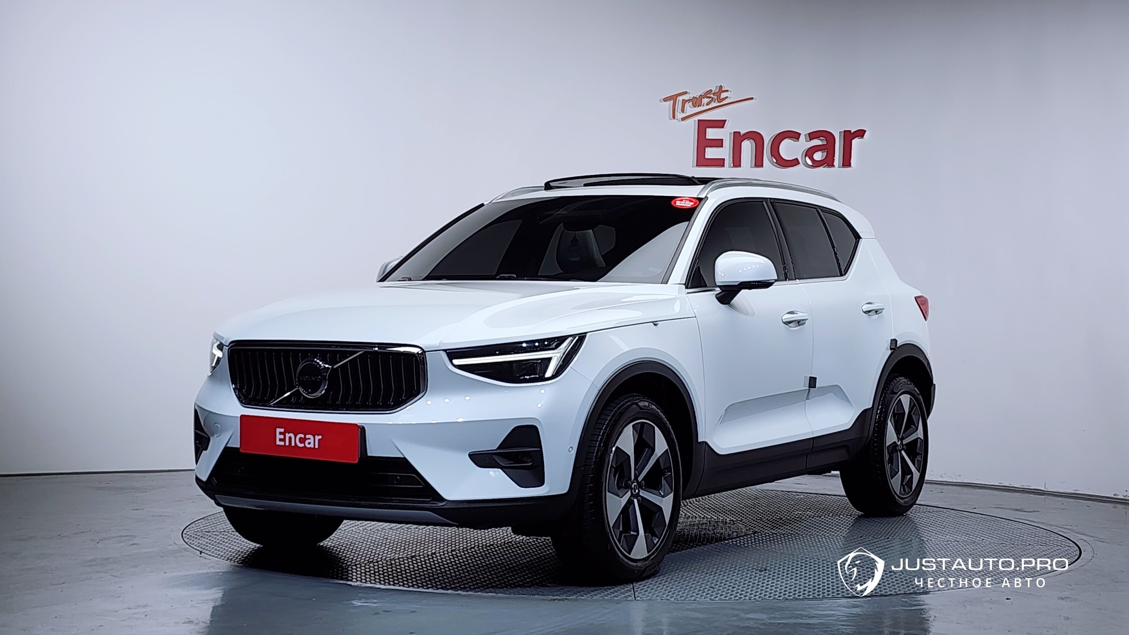 Автомобиль Volvo XC40