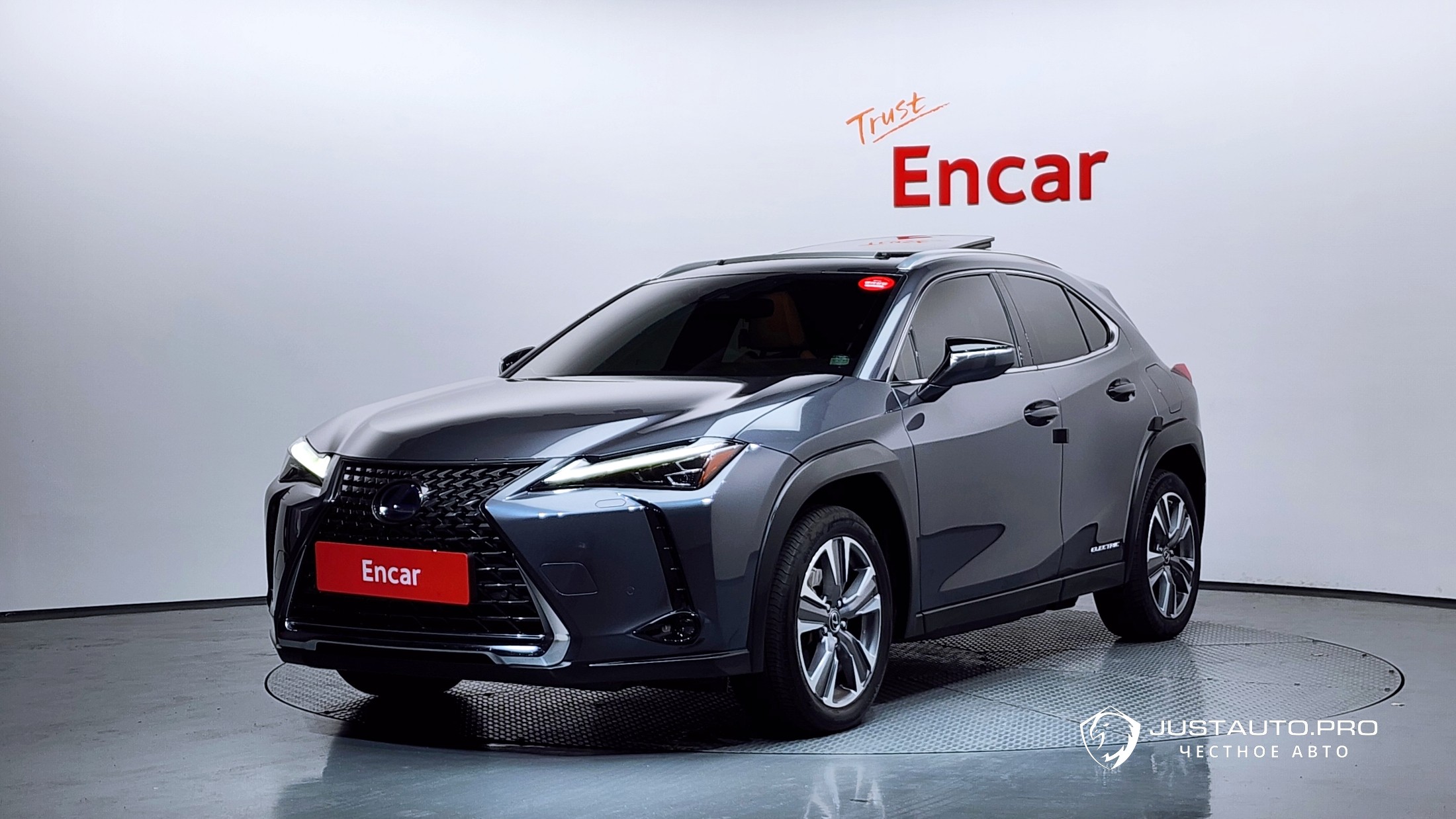 Автомобиль Lexus UX