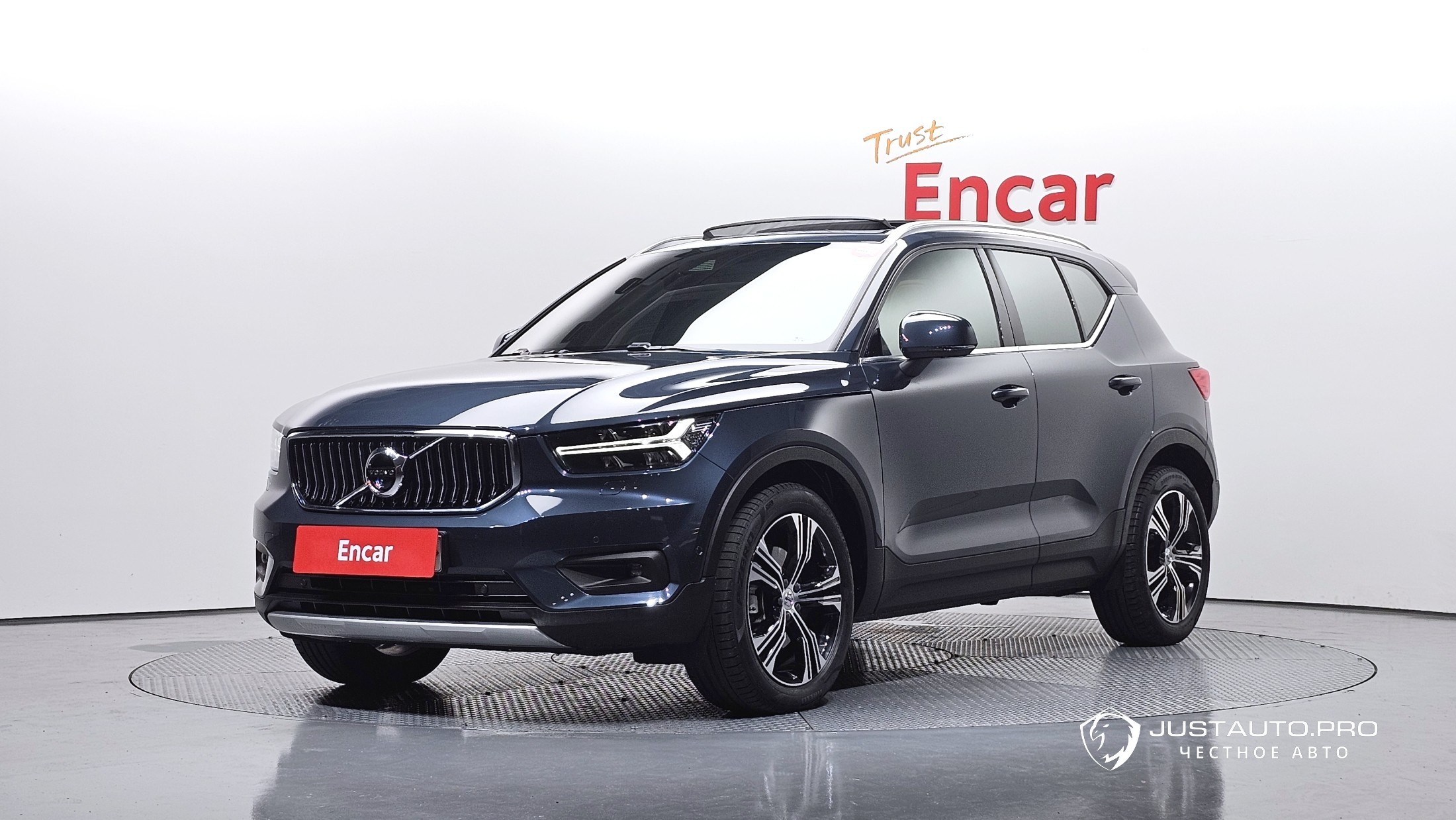 Автомобиль Volvo XC40
