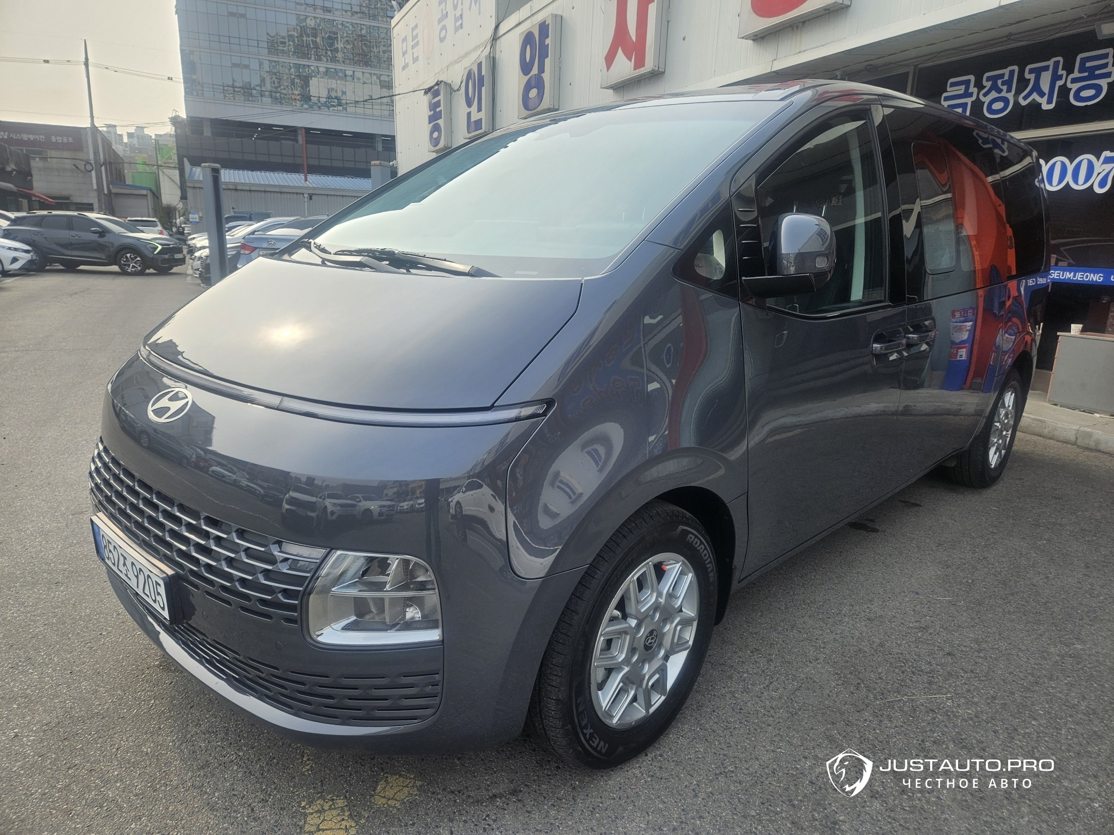 Автомобиль Hyundai Staria