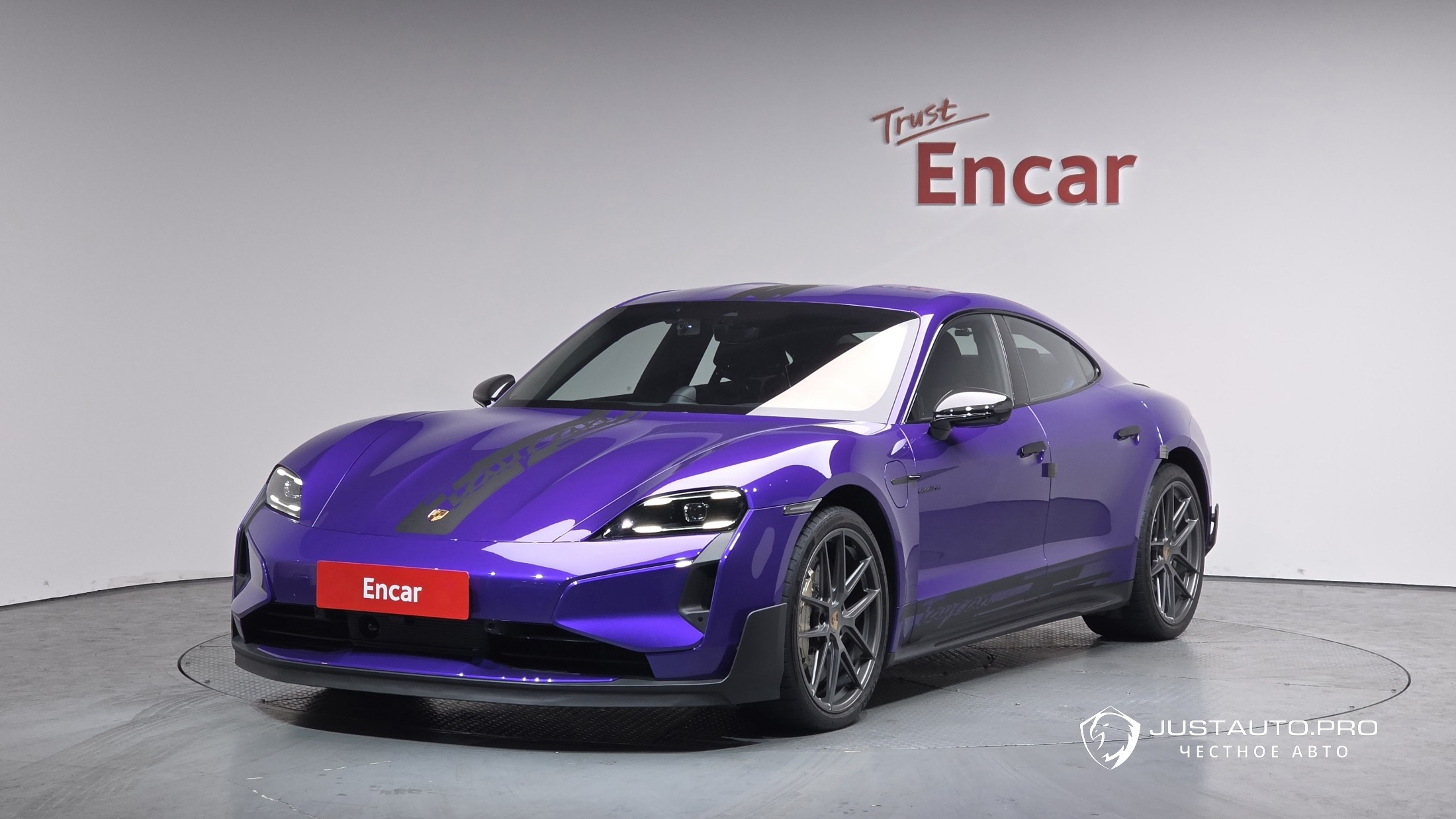 Автомобиль Porsche Taycan
