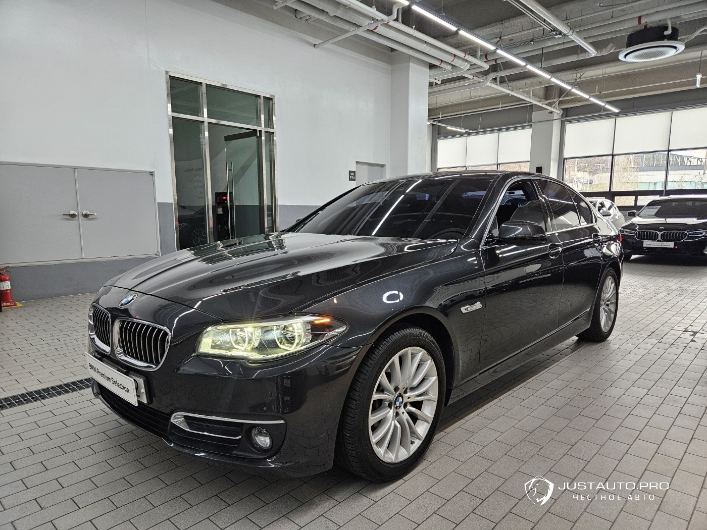 Автомобиль BMW 5-Series